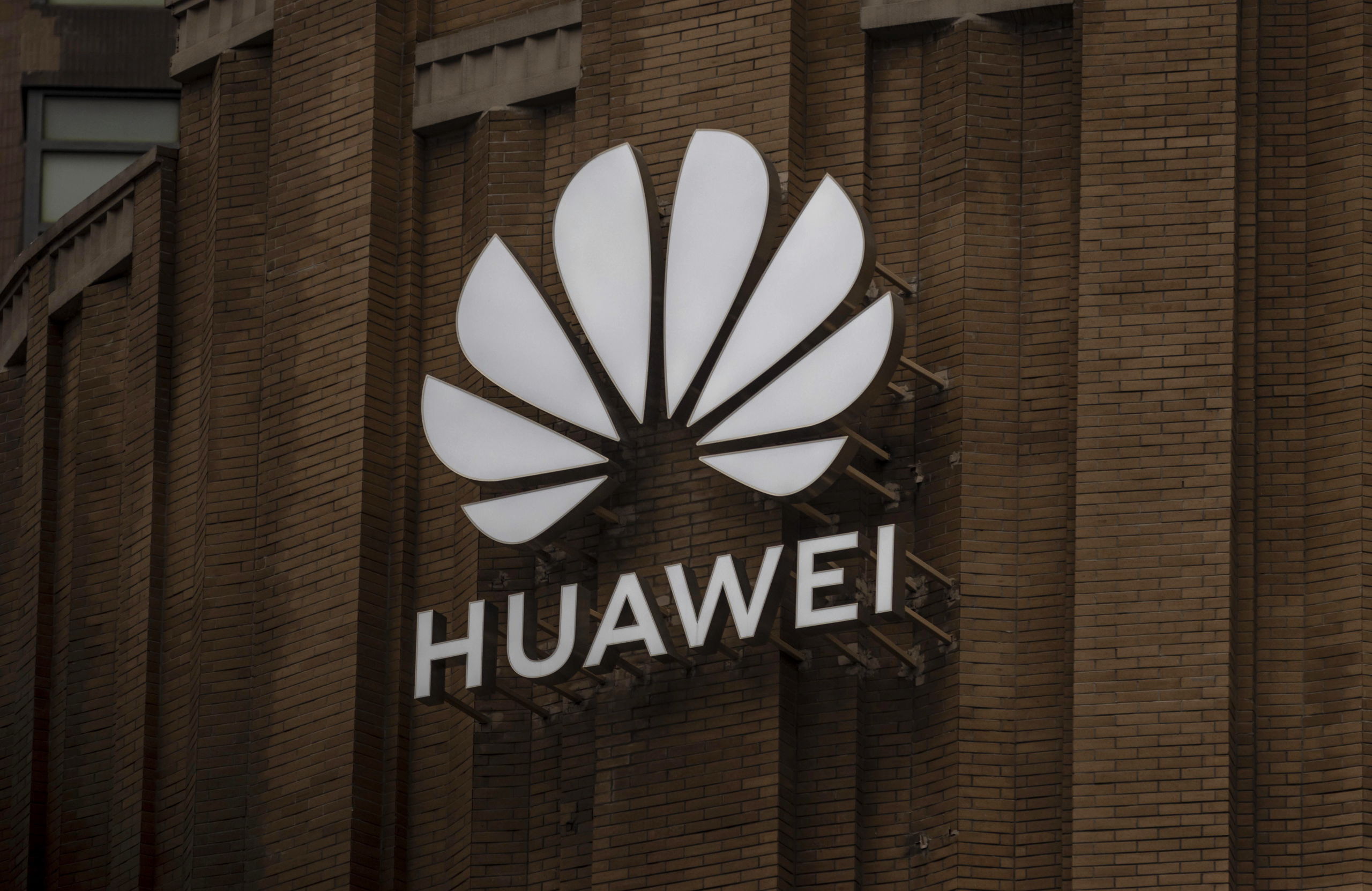 2020-07-16 14:20:15 epa08549223 Huawei's newest flagship store building is seen in Shanghai, China, 16 July 2020. British digital secretary announced on 14 July 2020 that country's telecom network will not be allowed to purchase new Huawei 5G kit from 31 December and that all Huawei's equipment should be sorted out of UK's mobile networks by 2027. Chinese government 'strongly opposed groundless ban of Huawei's 5G kit'.  EPA/ALEX PLAVEVSKI