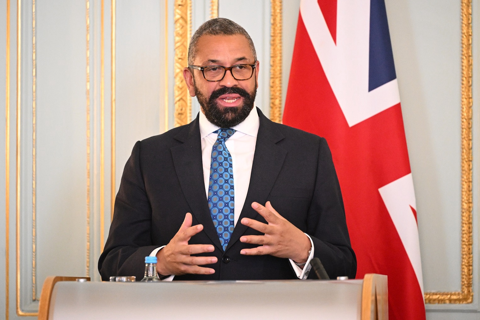 After US Commerce Secretary Gina Raimondo, British Foreign Secretary James Cleverly will also come to Beijing for a two-day visit.  According to the China scholar Baudouin Boldermans, the main focus is on enhancing communication and mutual cooperation, especially in the field of trade. 