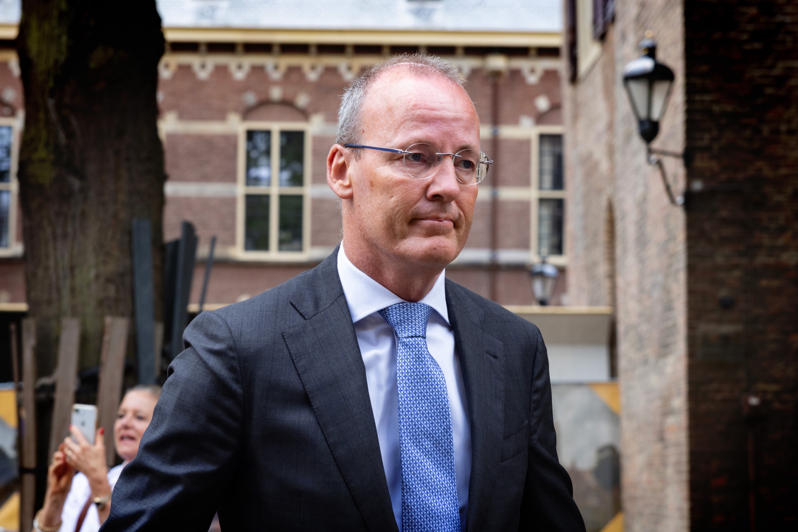 De eerste ministerraad na het zomerreces. Klaas Knot, president van de Nederlandse Bank, arriveert op het Binnenhof.