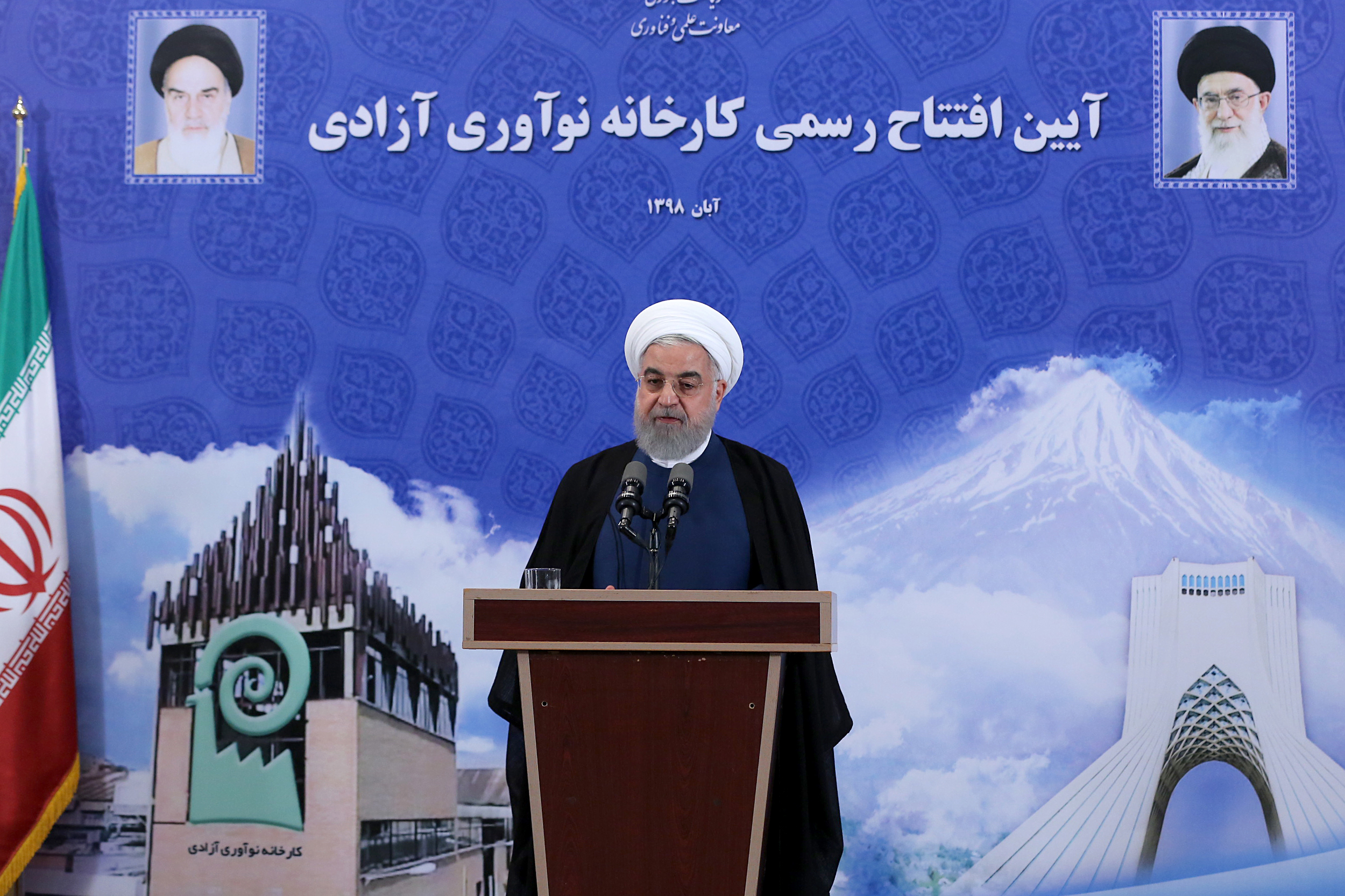 President Hassan Rouhani spreekt bij de opening van een fabriek. 