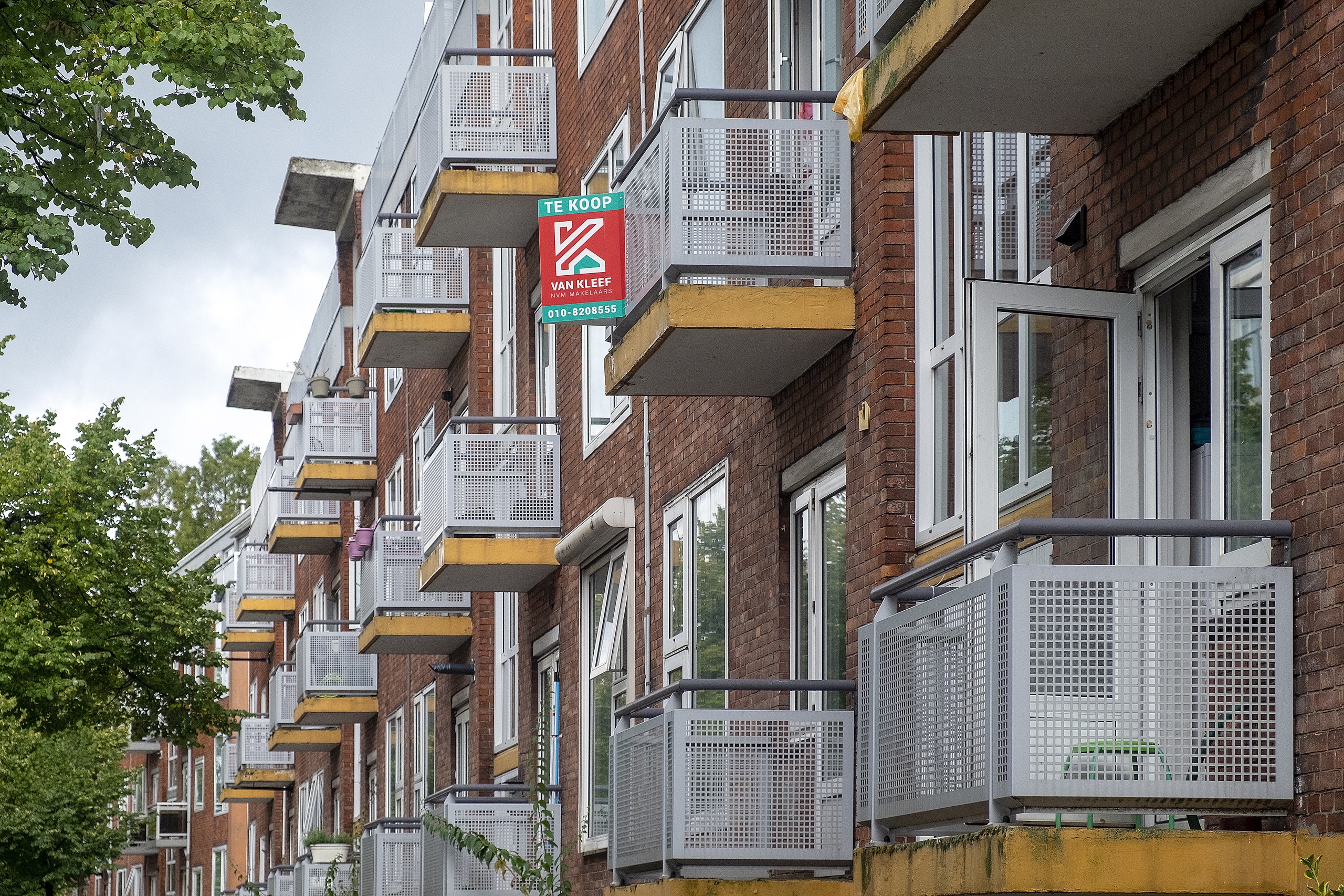 Er is minder vertrouwen in de woningmarkt door de dalende huizenprijzen en de zorgen om de stijgende inflatie.
