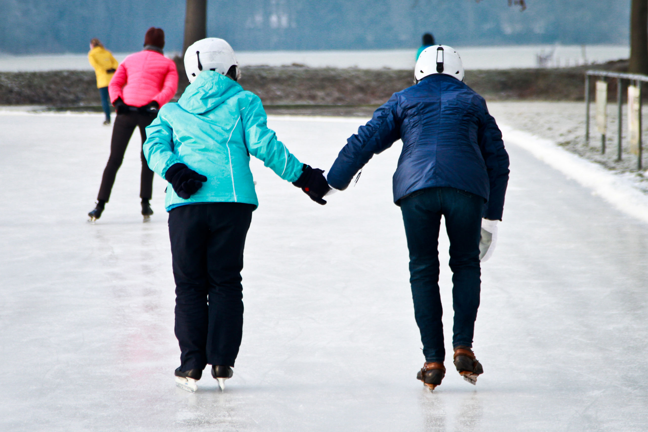 NOORDLAREN - Nadat vanmorgen bekend werd dat de schaatsmarathon niet in Noordlaren gaat worden gereden is de ijsbaan open gegaan voor iedereen die willen komen schaatsen. ANP ANTON KAPPERS