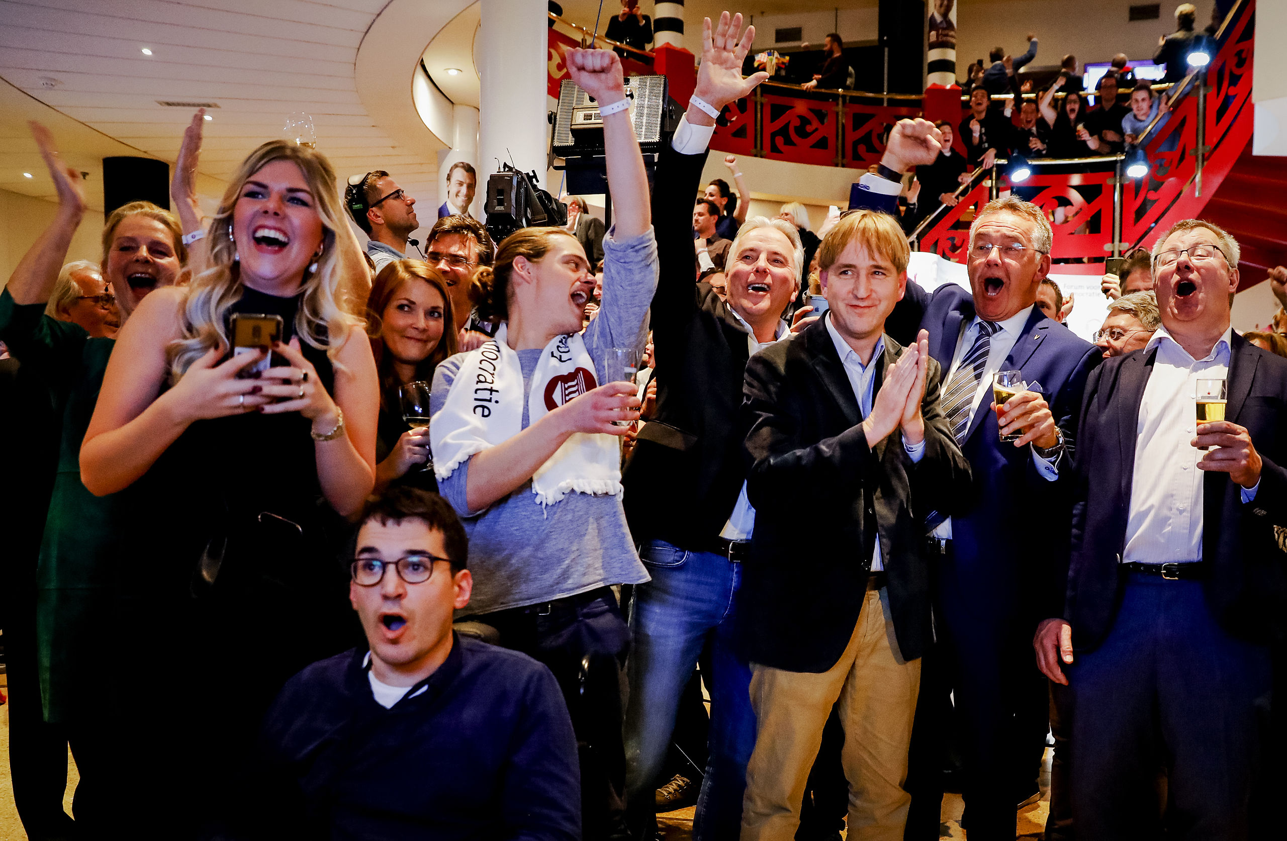 2019-03-20 22:26:21 ZEIST - Publiek van Forum voor Democratie (FvD) tijdens de uitslagenavond van de Provinciale Statenverkiezingen en de waterschapsverkiezingen.