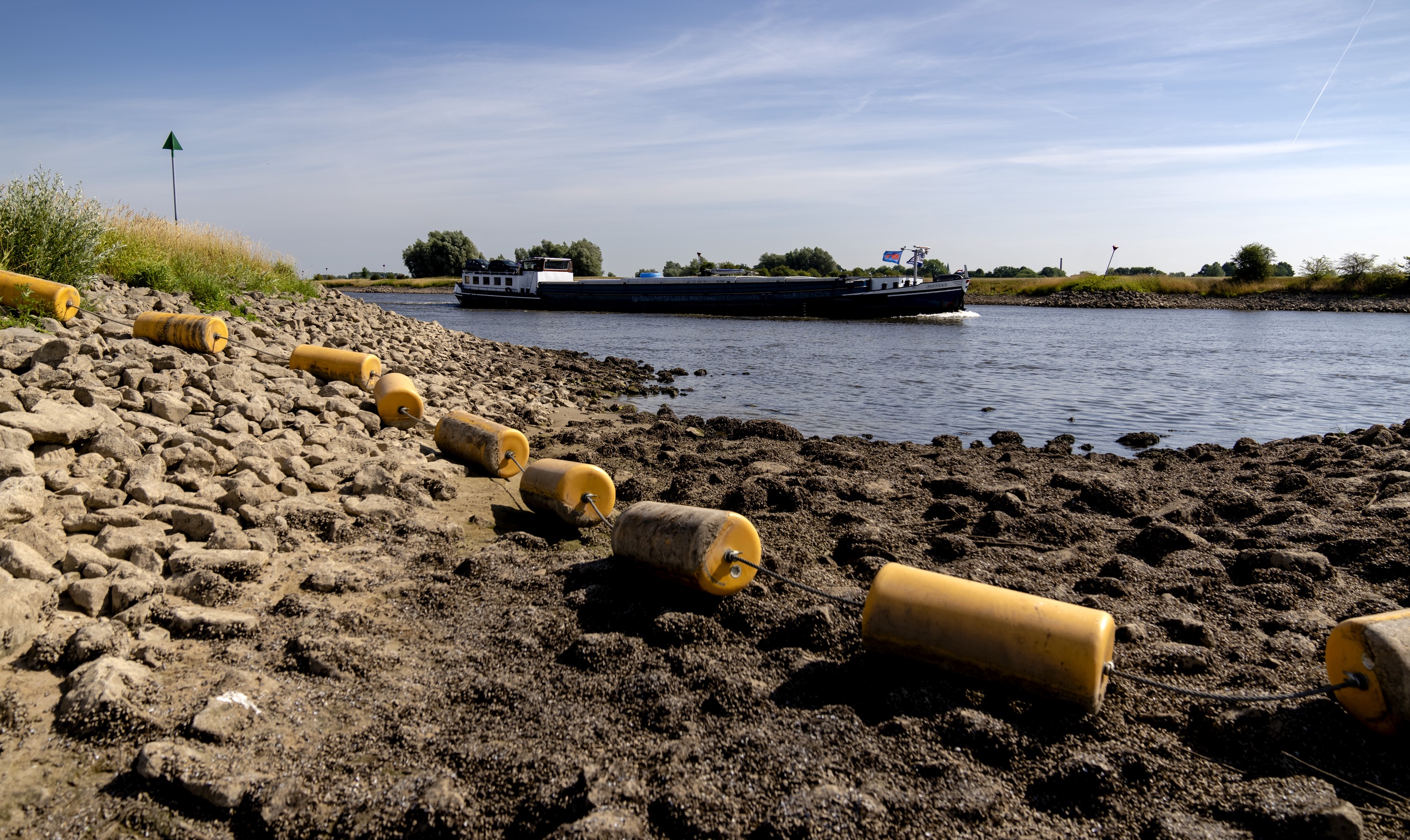 Het scheepvaartverkeer heeft last van de extreem lage waterstand in de IJssel. 