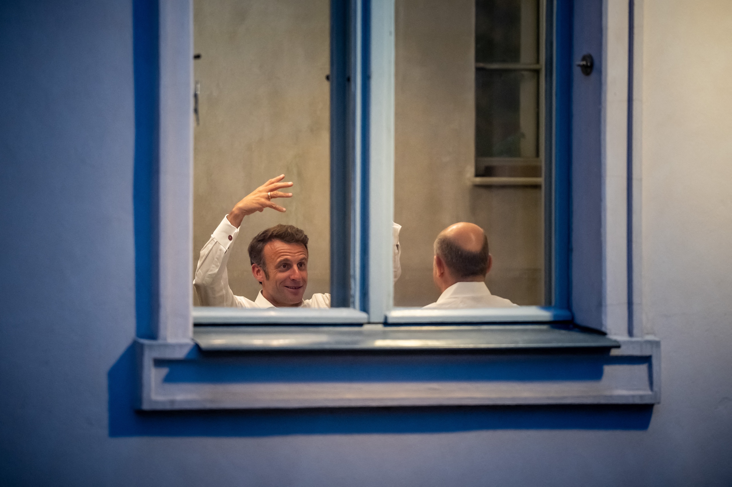 De Duitse bondskanselier Olaf Scholz en de Franse president Emmanuel Macron in het Kochzimmer restaurant in het Duitse Potsdam.