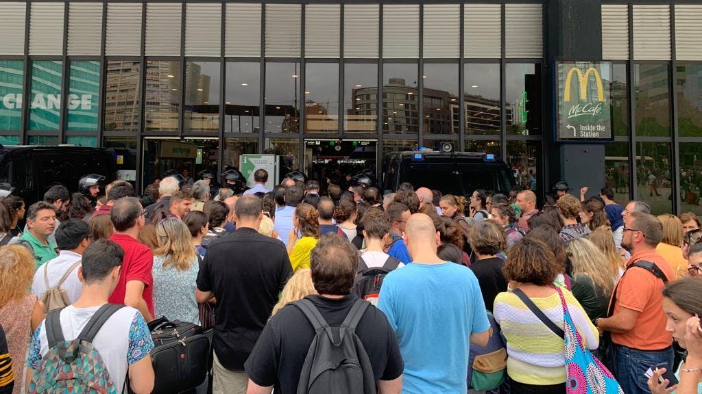 Protesten bij station Sants in Barcelona, Spanje