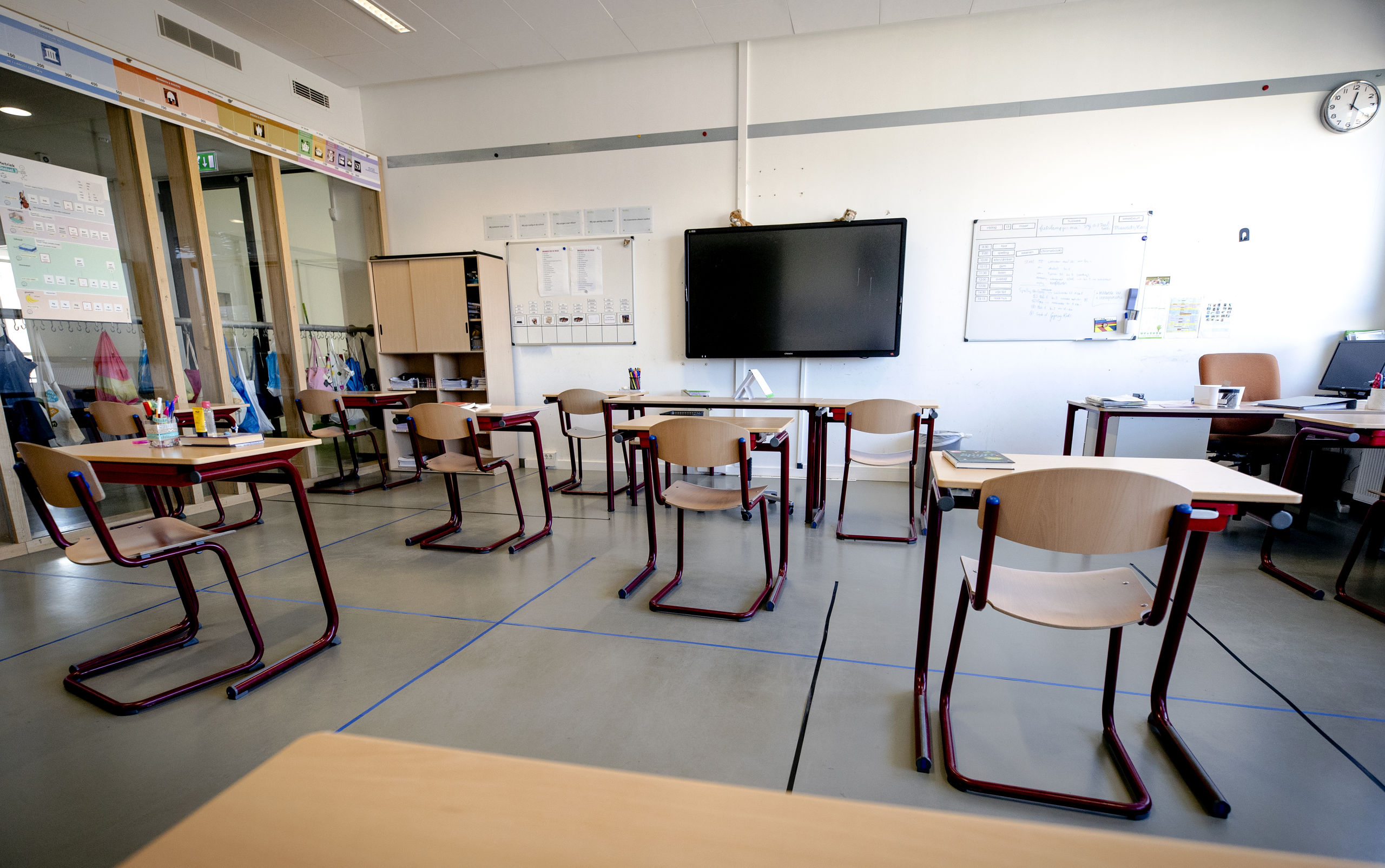 Tafels staan 1,5 meter uit elkaar in een klaslokaal van een basisschool