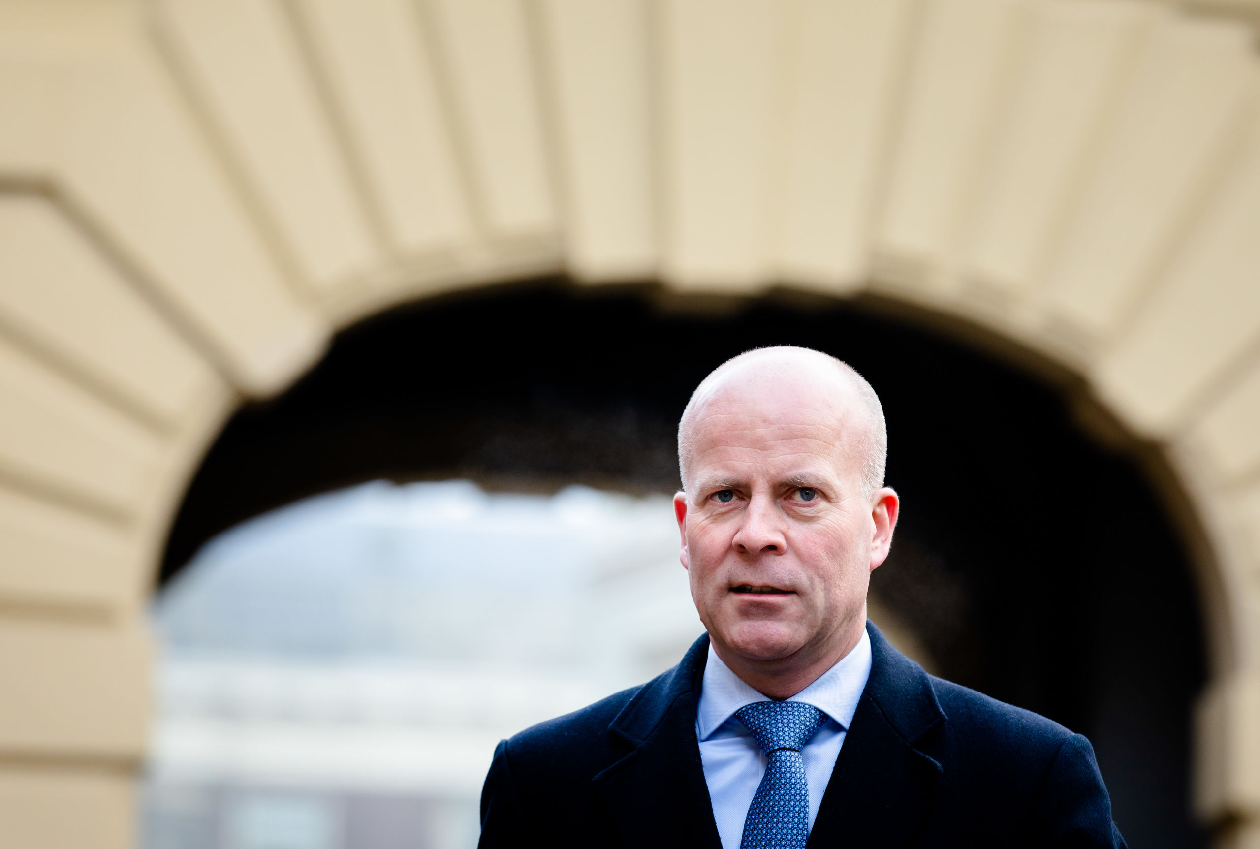 2020-01-24 10:28:19 DEN HAAG - Minister Raymond Knops van Binnenlandse Zaken en Koninkrijksrelaties (CDA) arriveert op het Binnenhof voor de wekelijkse ministerraad. ANP BART MAAT