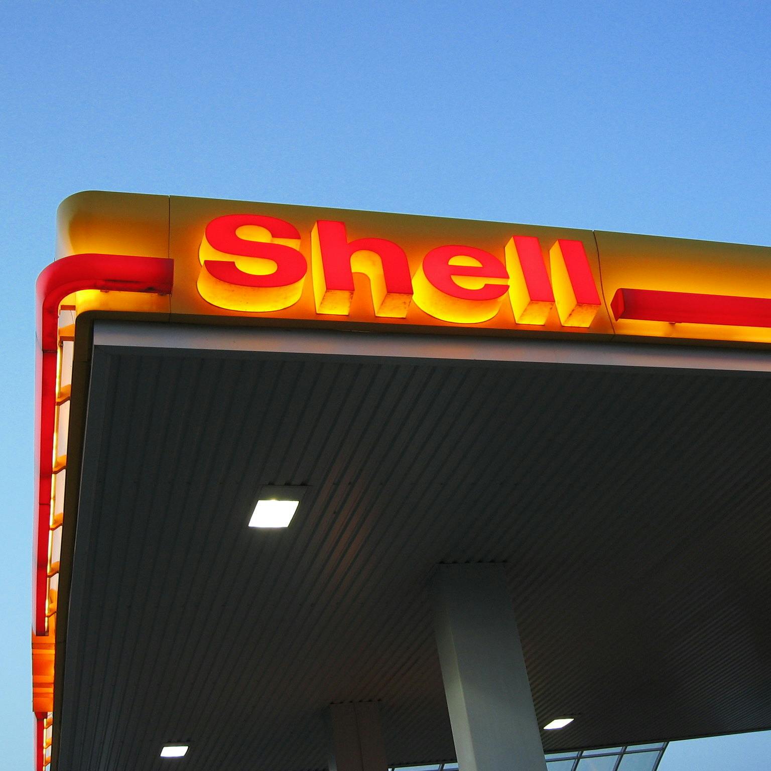 Shell flinke stijger op Damrak