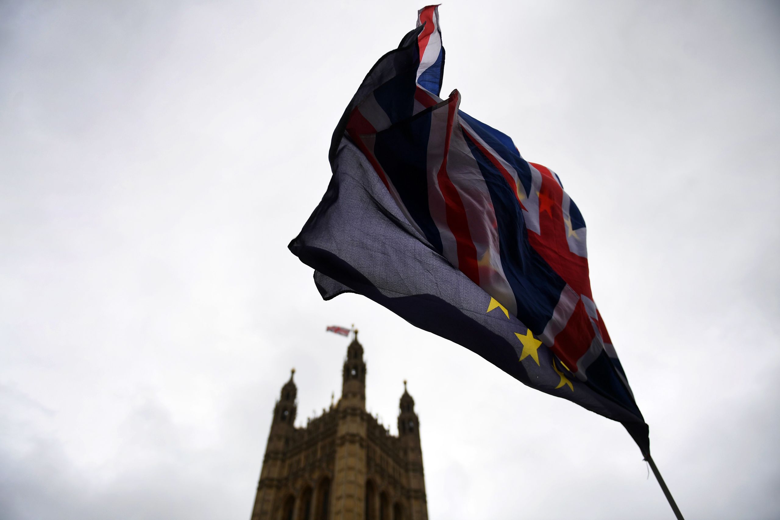 2018-01-29 14:28:55 epaselect epa06483918 The EU and Union flags outside parliament in London, Britain, 29 January 2018. British Prime Minister Theresa May is facing pressure from Tory Party members amid deepening divisions over Brexit.  EPA/ANDY RAIN
