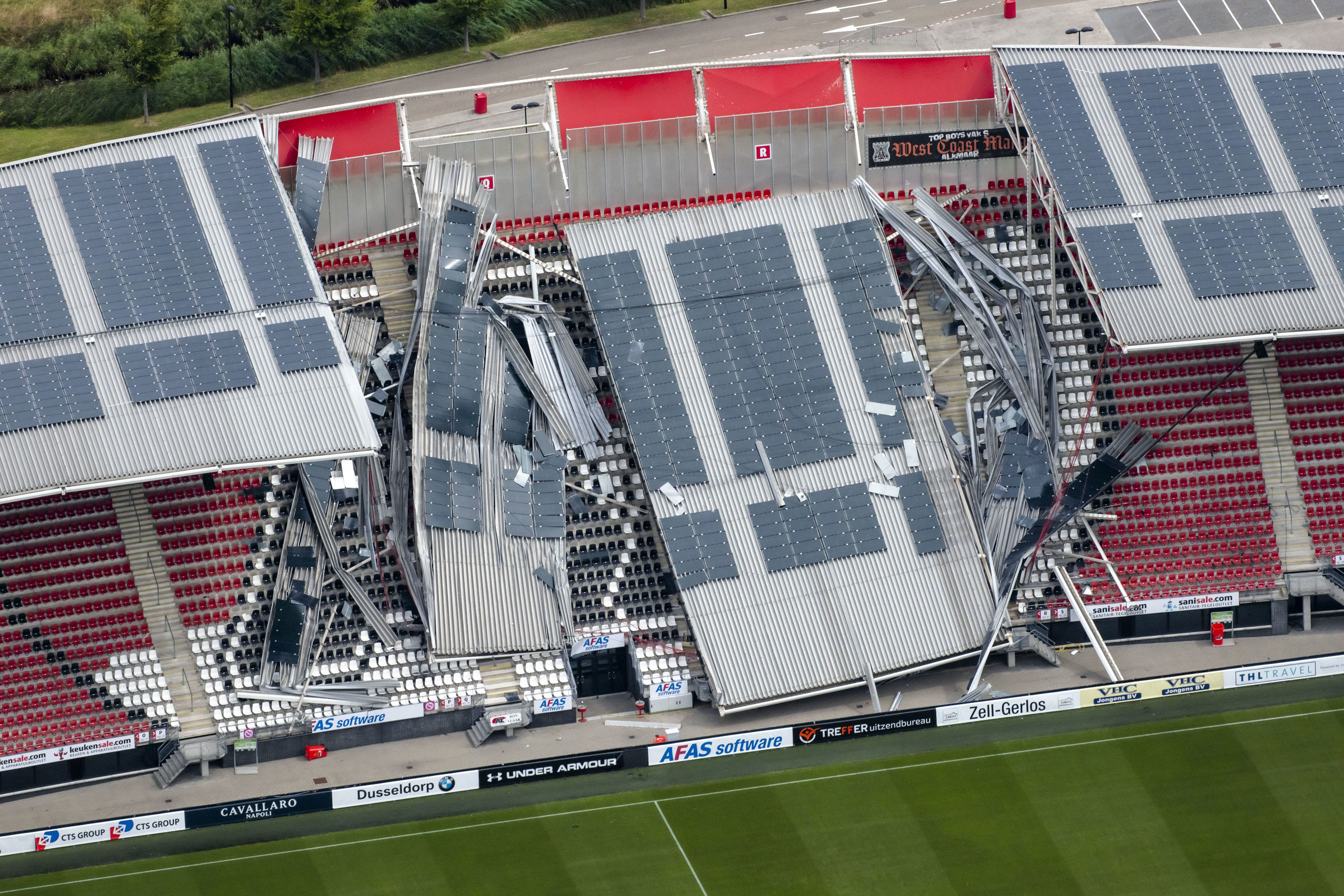 Een luchtfoto van de schade aan het dak van het AFAS Stadion van AZ. Een gedeelte van het dak van het stadion is ingestort.