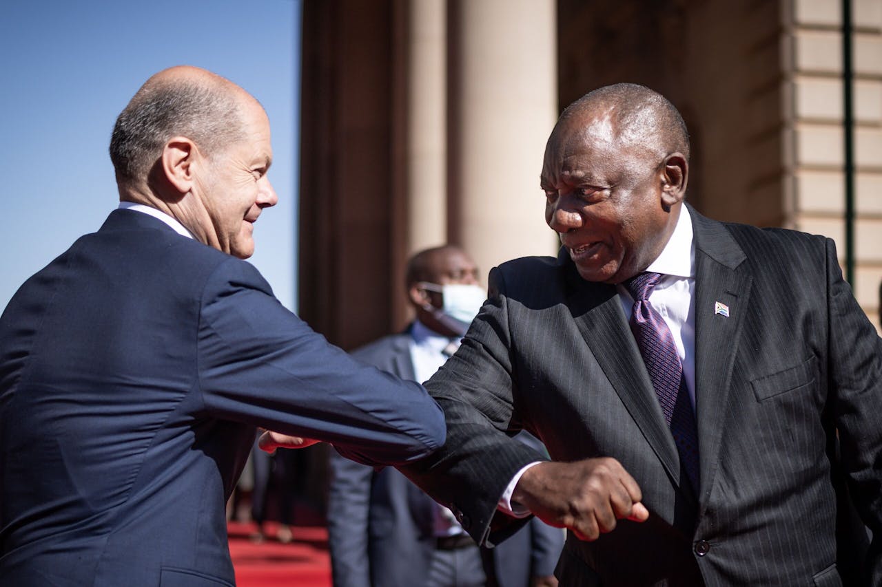 Bondskanselier Olaf Scholz (l) en de Zuid-Afrikaanse president Matamela Cyril Ramaphosa (r)