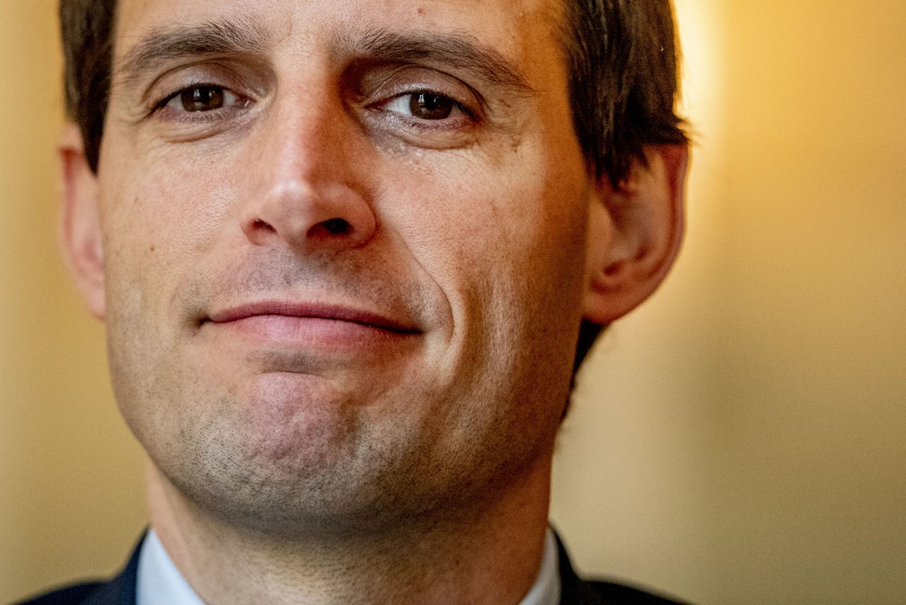 PARIJS - Minister Hoekstra staat de pers te woord op de ambassade in Parijs ROBIN UTRECHT
