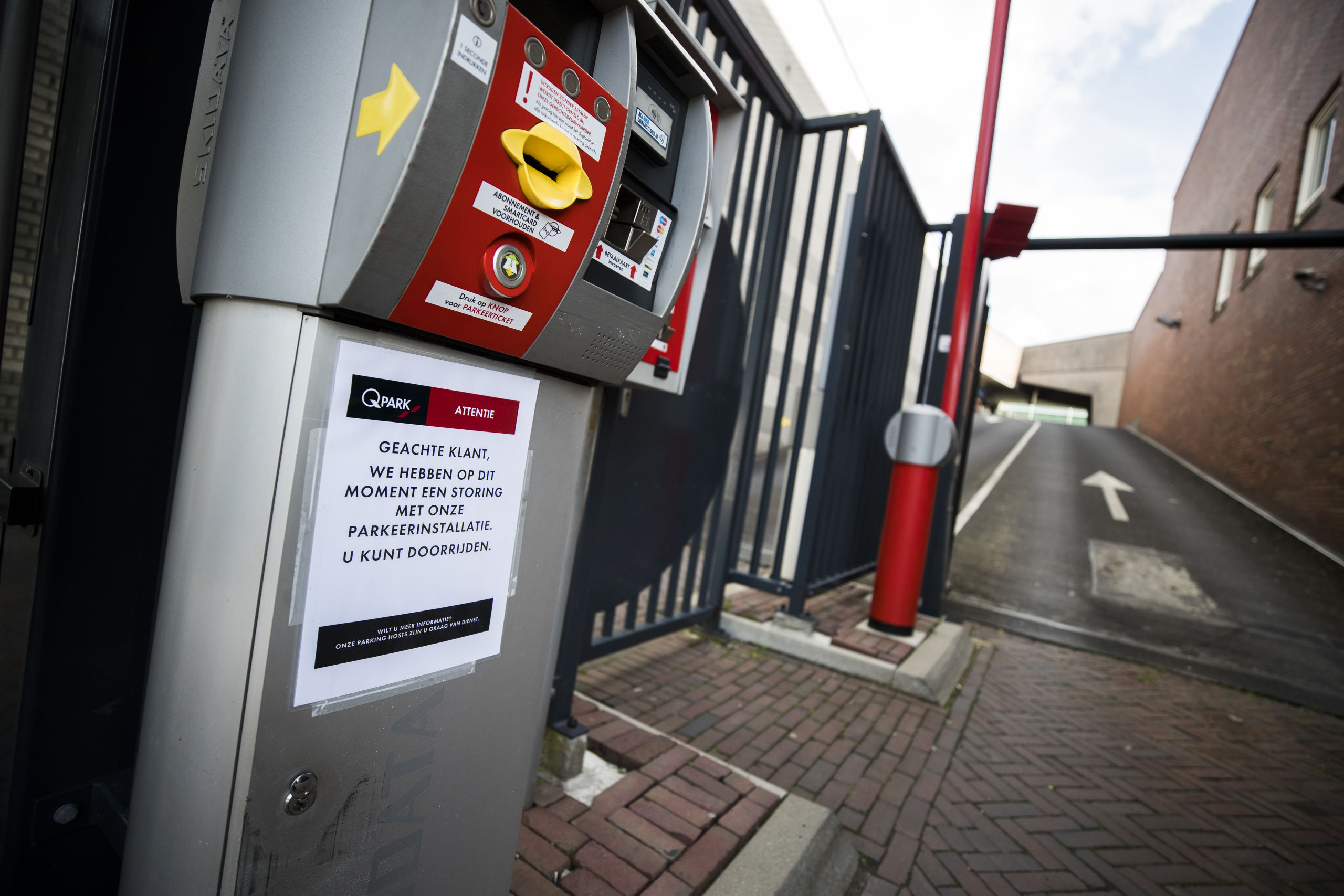 Een betaalautomaat bij parkeergarage Q-Park