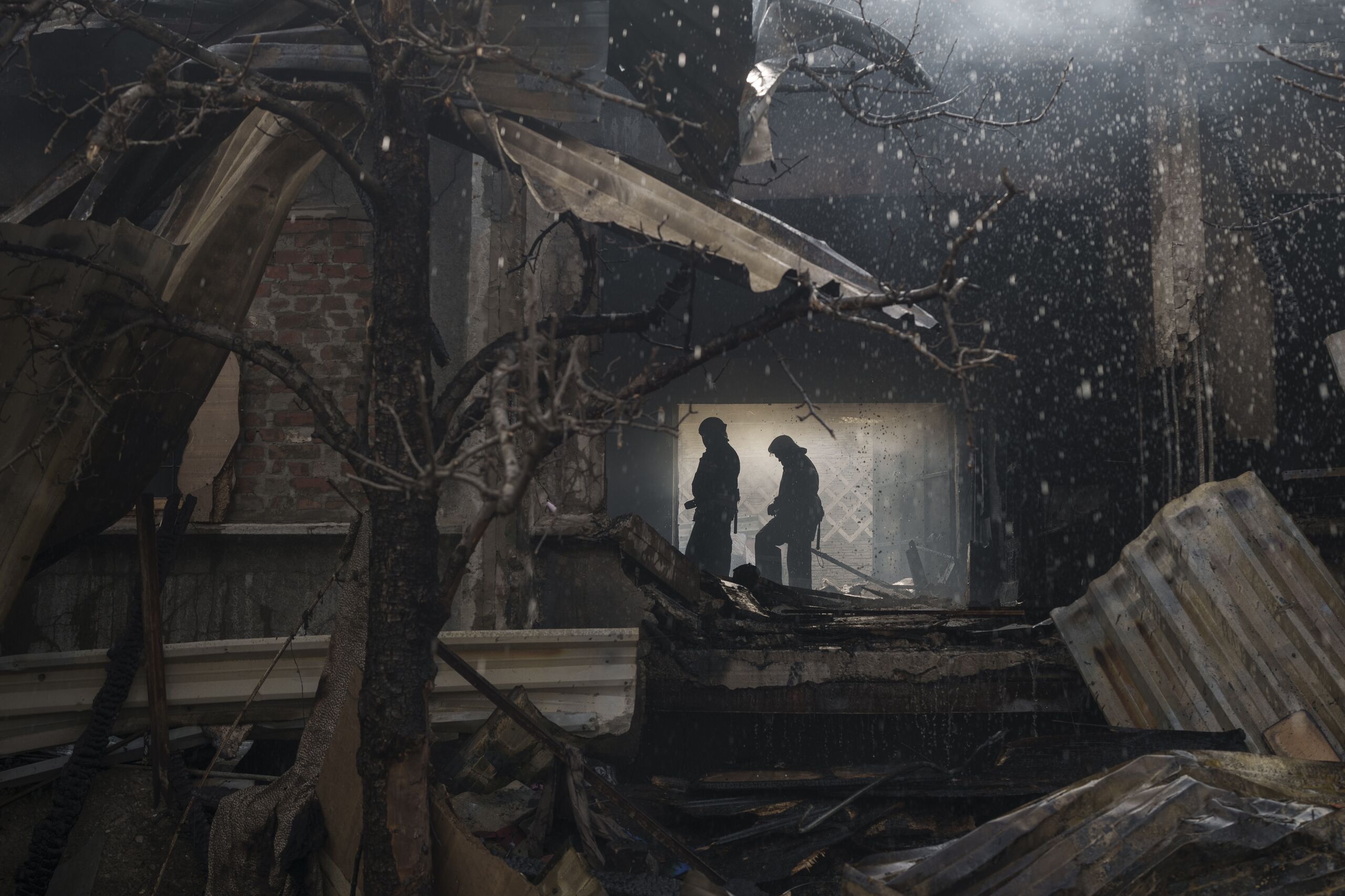 Brandweer in Charkov blust een brand in een huis na een Russische aanval.