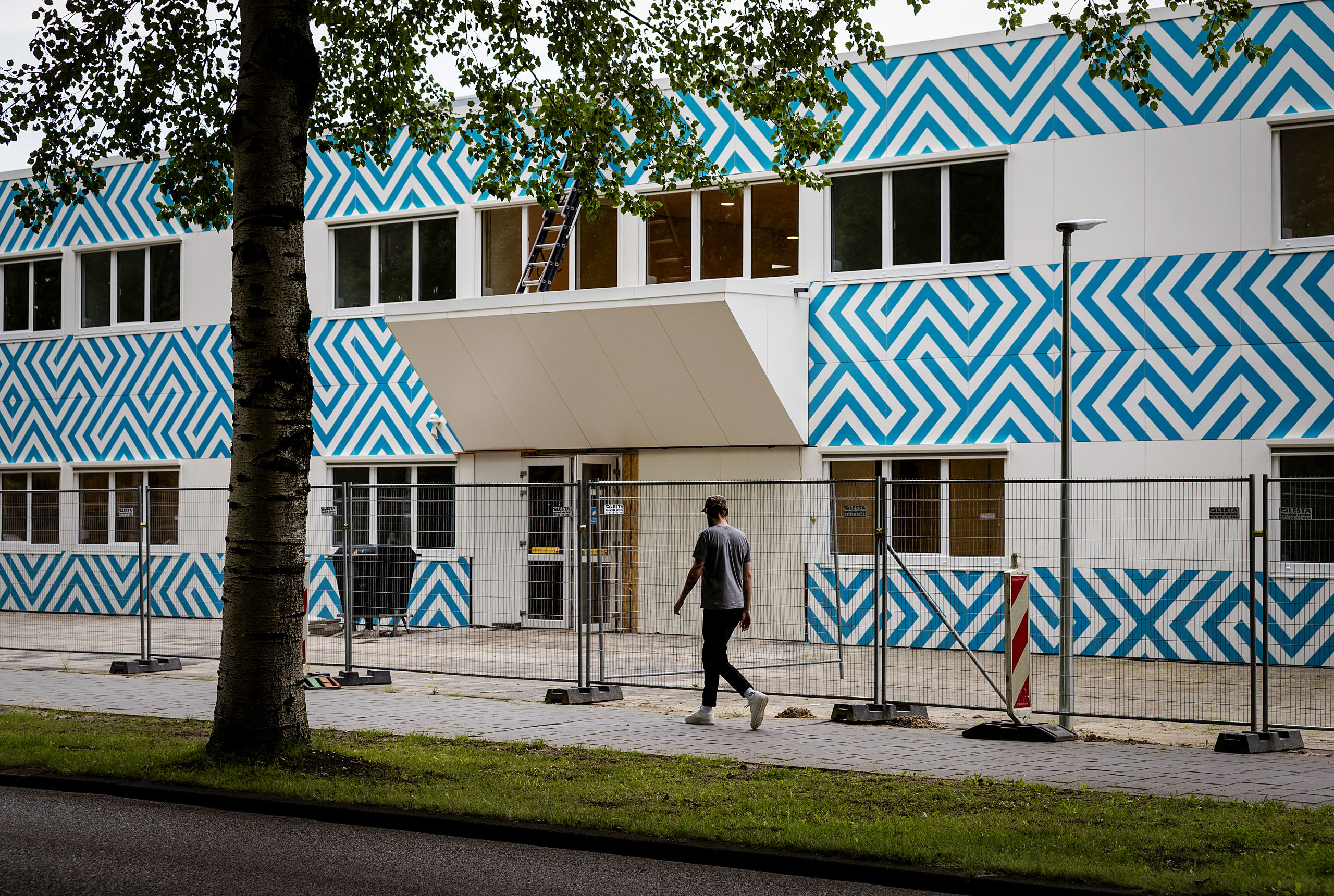 Het pand aan de Naritaweg nabij station Sloterdijk werd in 2017 omgebouwd tot de islamitische middelbare school Cornelius Haga Lyceum van de Stichting Islamitisch Onderwijs (SIO). 