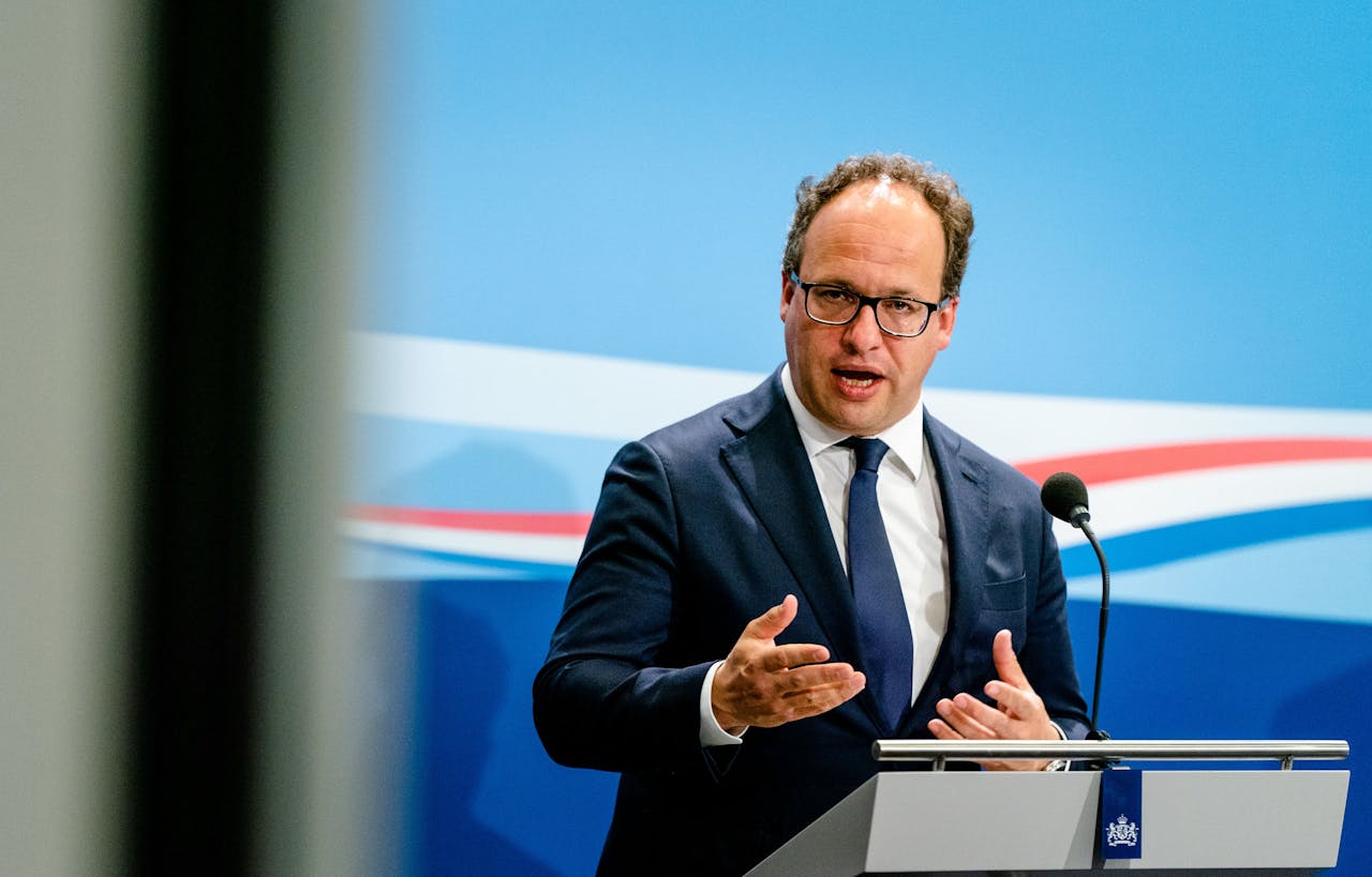Ministers Wouter Koolmees van Sociale Zaken tijdens de presentatie van het tweede steunpakket.