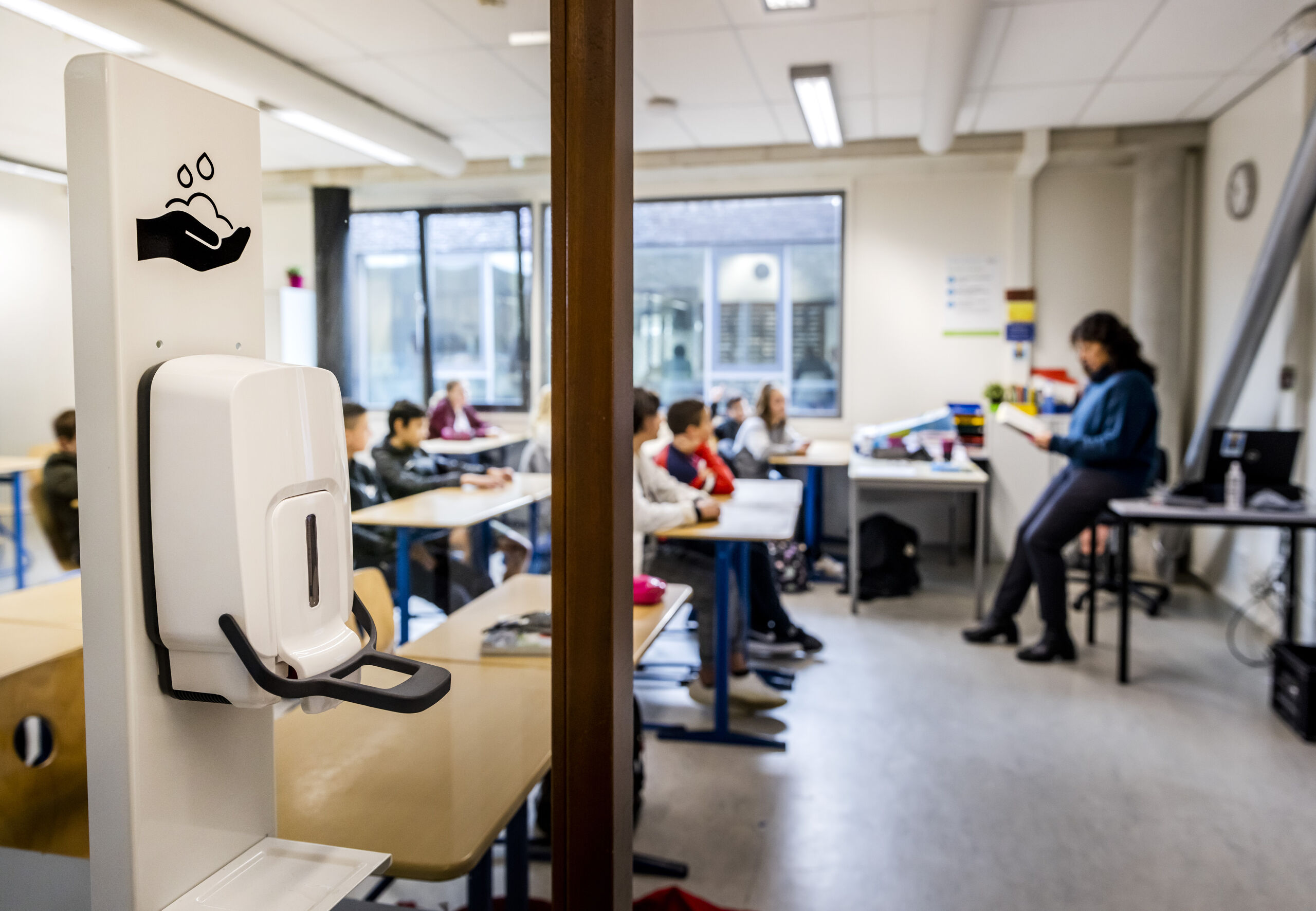 Een dispenser om de handen te ontsmetten