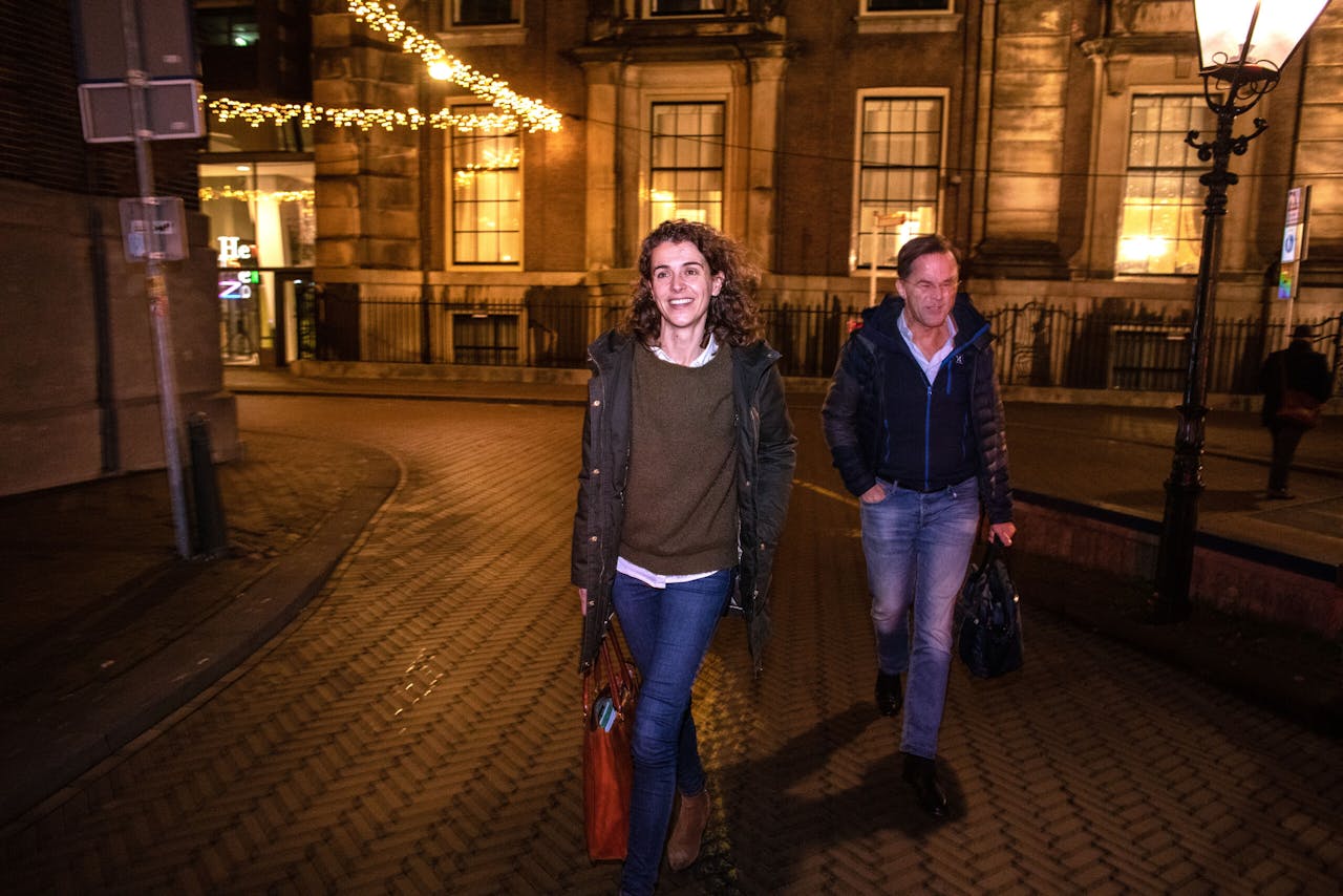 DEN HAAG - De formatiebesprekingen in het Logement op het Plein in Den Haag zijn in de eindfase. Naar verwachting bereiken Mark Rutte (VVD), Wopke Hoekstra (CDA), Sigrid Kaag (D66) en Gert Jan Segers (ChristenUnie) en hun secundanten onder leiding van informateurs Johan Remkes (VVD) en Wouter Koolmees (CDA) voor Kerst een regeerakkoord. Foto: Het Logement in de avond, na ruim 12 uur onderhandelen verlaten Mark Rutte en Sophie Hermans het pand. COPYRIGHT ANP / Hollandse Hoogte / Dirk Hol