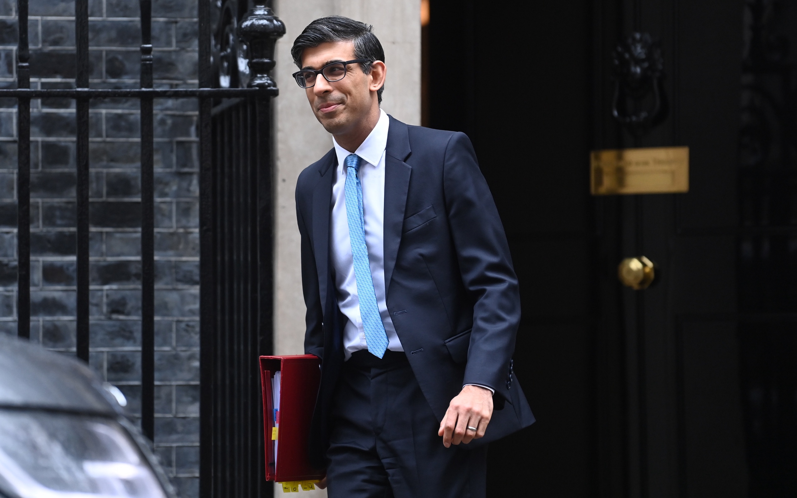 British Prime Minister Rishi Sunak may want to break the existing treaty with Northern Ireland in order to reach an agreement with the European Union.  This writes Bloomberg.  Previously, the United Kingdom was still strongly opposed to such a treaty change.