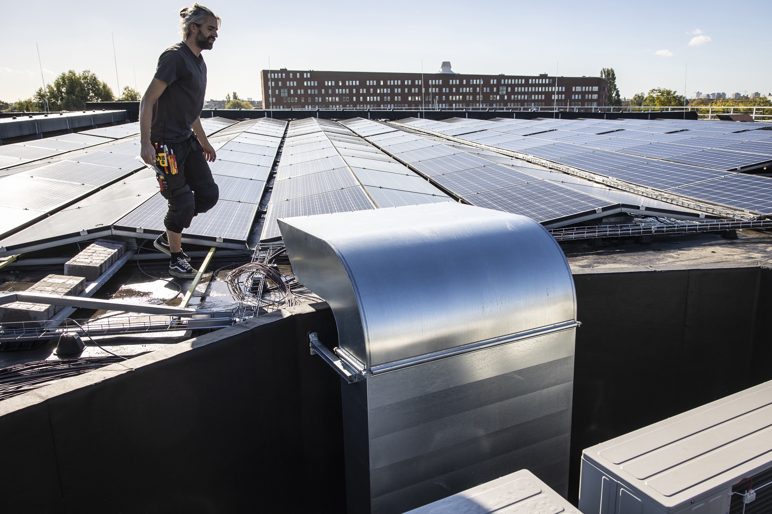 Op het dak van de Gashouder op het Westergasfabrieksterrein in Amsterdam zijn 200 zonnepanelen geplaatst naast al eerder geplaatste exemplaren. Ook is er een warmtepomp-installatie aangelegd.