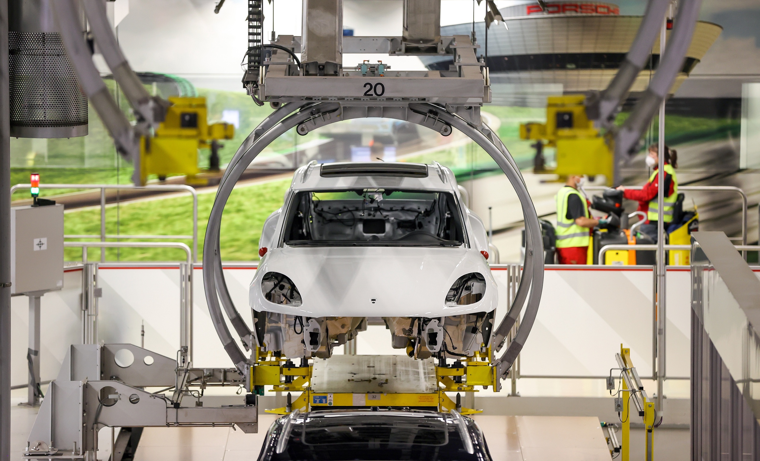 Het productieproces van een elektrische Porsche Macan.