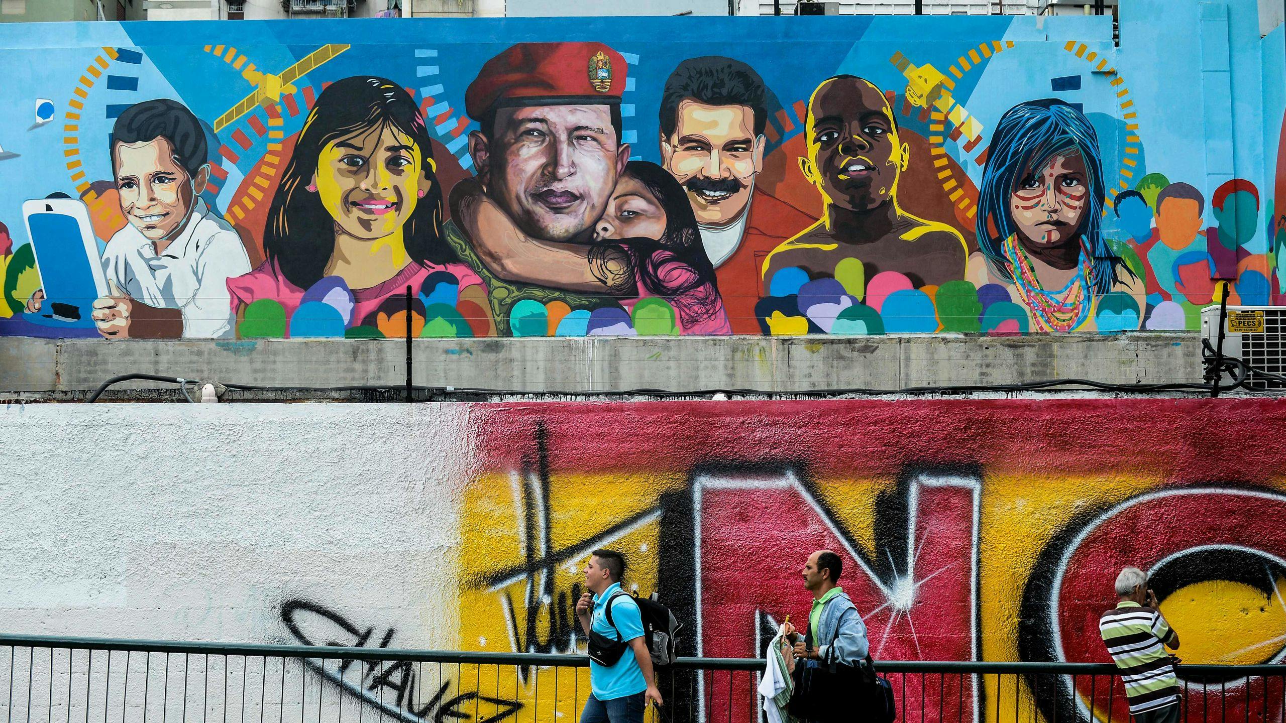 Hugo Chavez en Nicolas Maduro afgebeeld op een muur in Venezuela. 