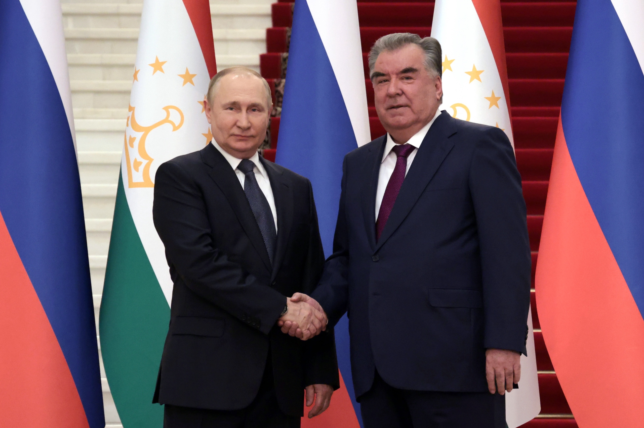 Poetin is op bezoek bij president Emomali Rahmon (R) van Tadzjikistan.