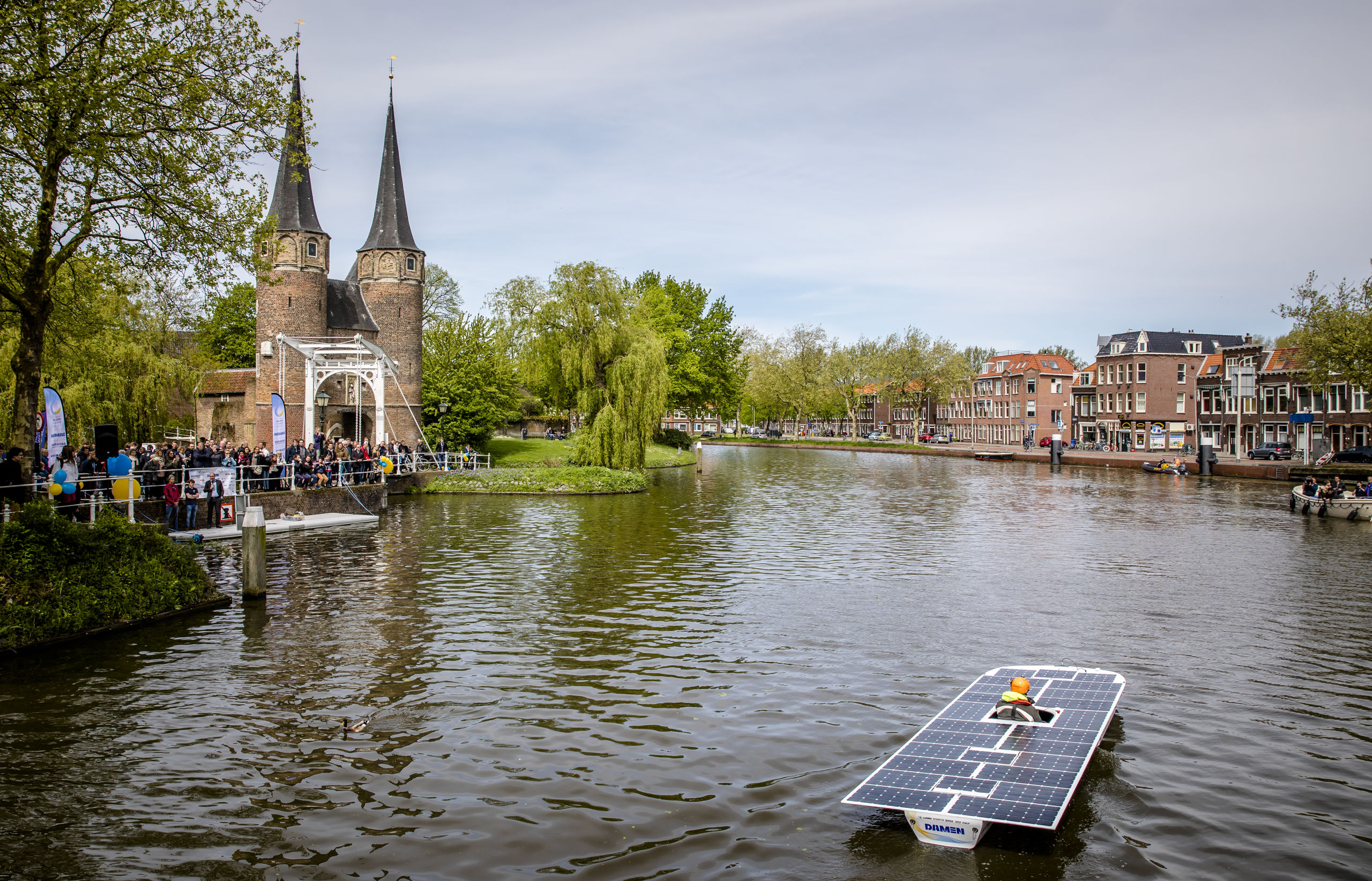 De TU Delft Solar Boat 2018 vaart na de doop een rondje voor het publiek bij de Oostpoort.