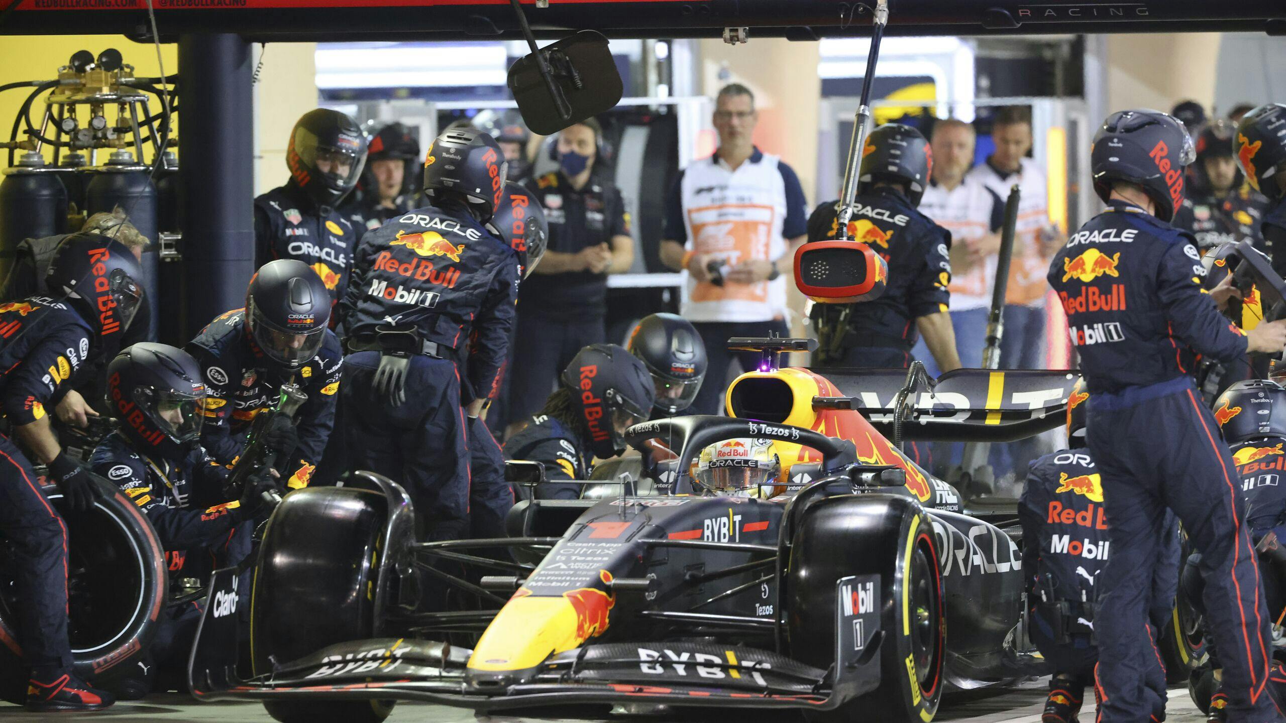Red Bull coureur Max Verstappen maakt een pitstop tijdens de GP van Bahrein