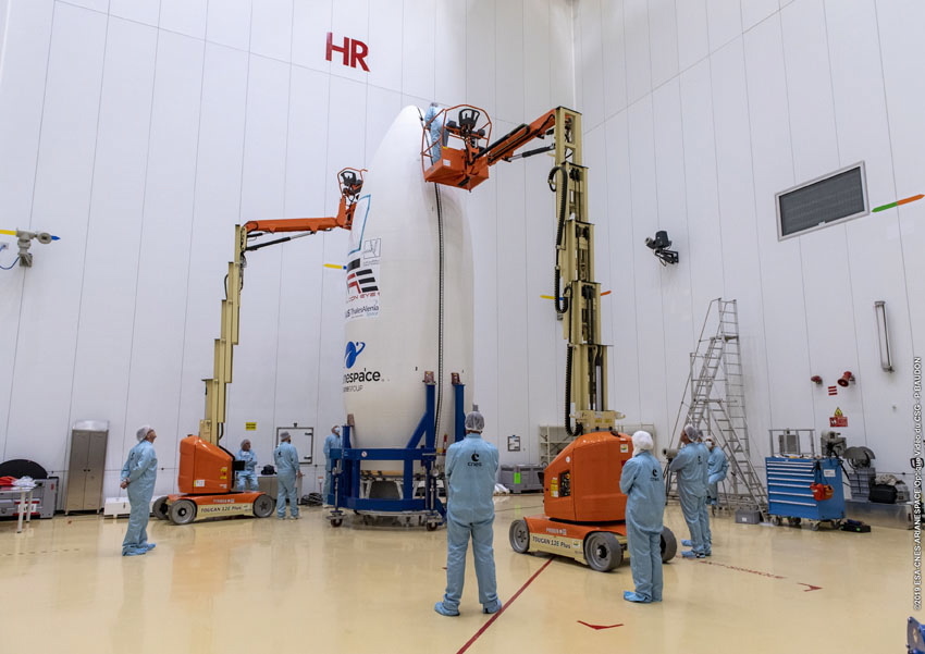 Een Vega-raket van Arianespace in opbouw.