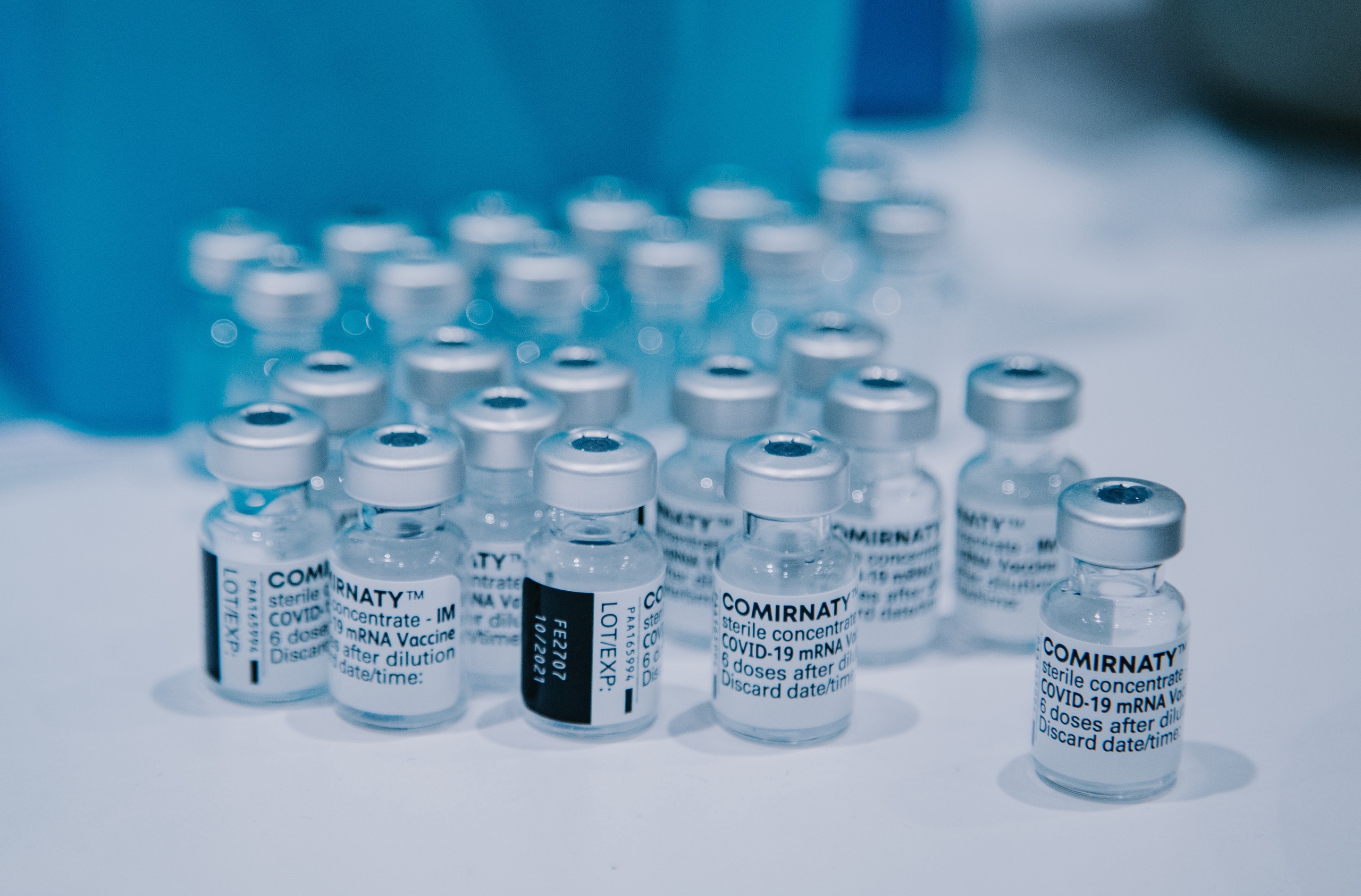 De nieuwe coronavaccins van Pfizer en Moderna zijn goedgekeurd door de Europese medicijnwaakhond EMA. 