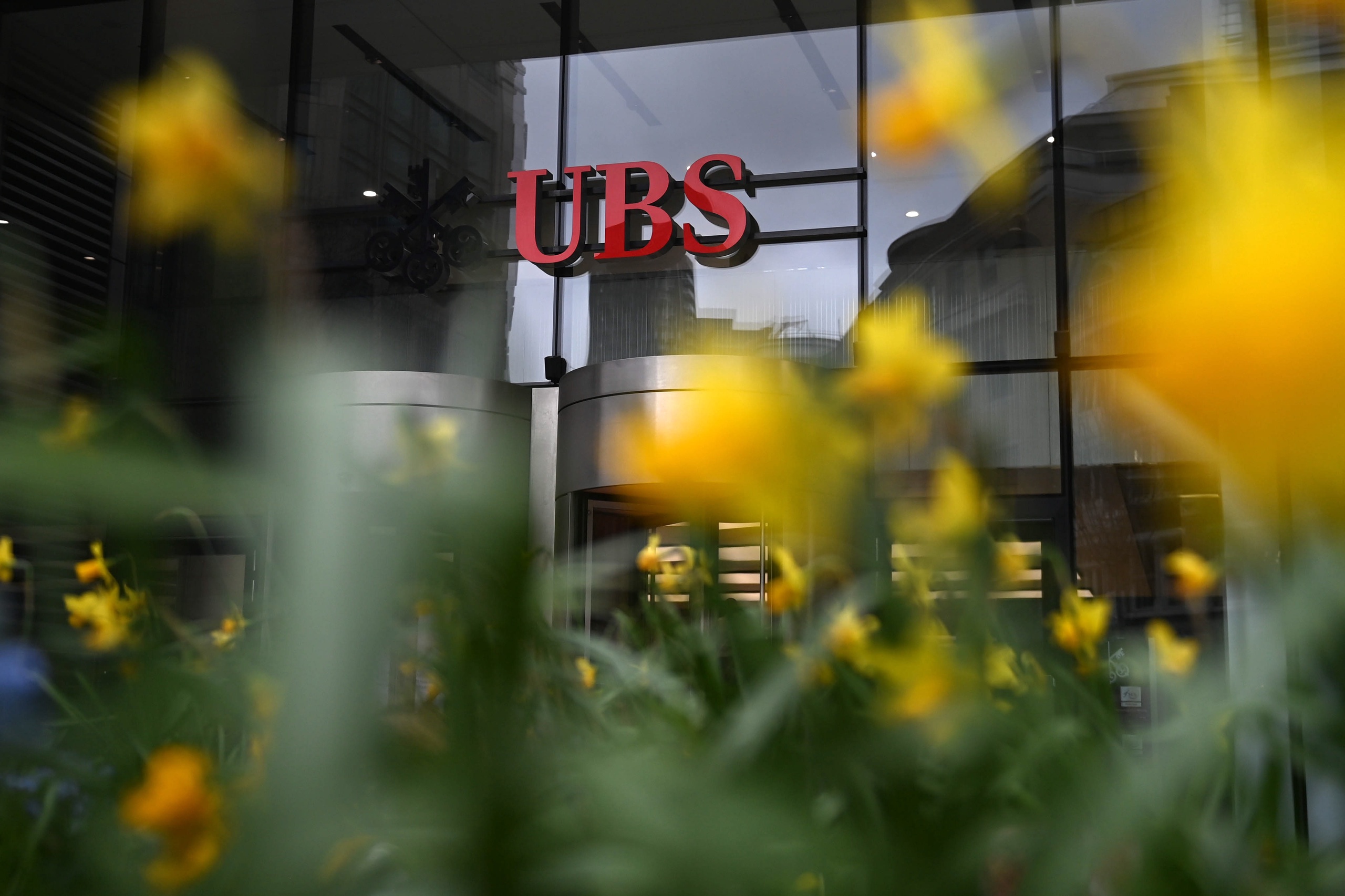 De overname van de Zwitserse bank Credit Suisse door landgenoot UBS is volgens de Zwitserse bondspresident Alain Berset 'de beste oplossing voor herstel van het vertrouwen in financiële markten', al is de grootste partij van het Zwitserse parlement het daar niet mee eens. Die zegt juist dat de nieuwe fusiebank te groot is.