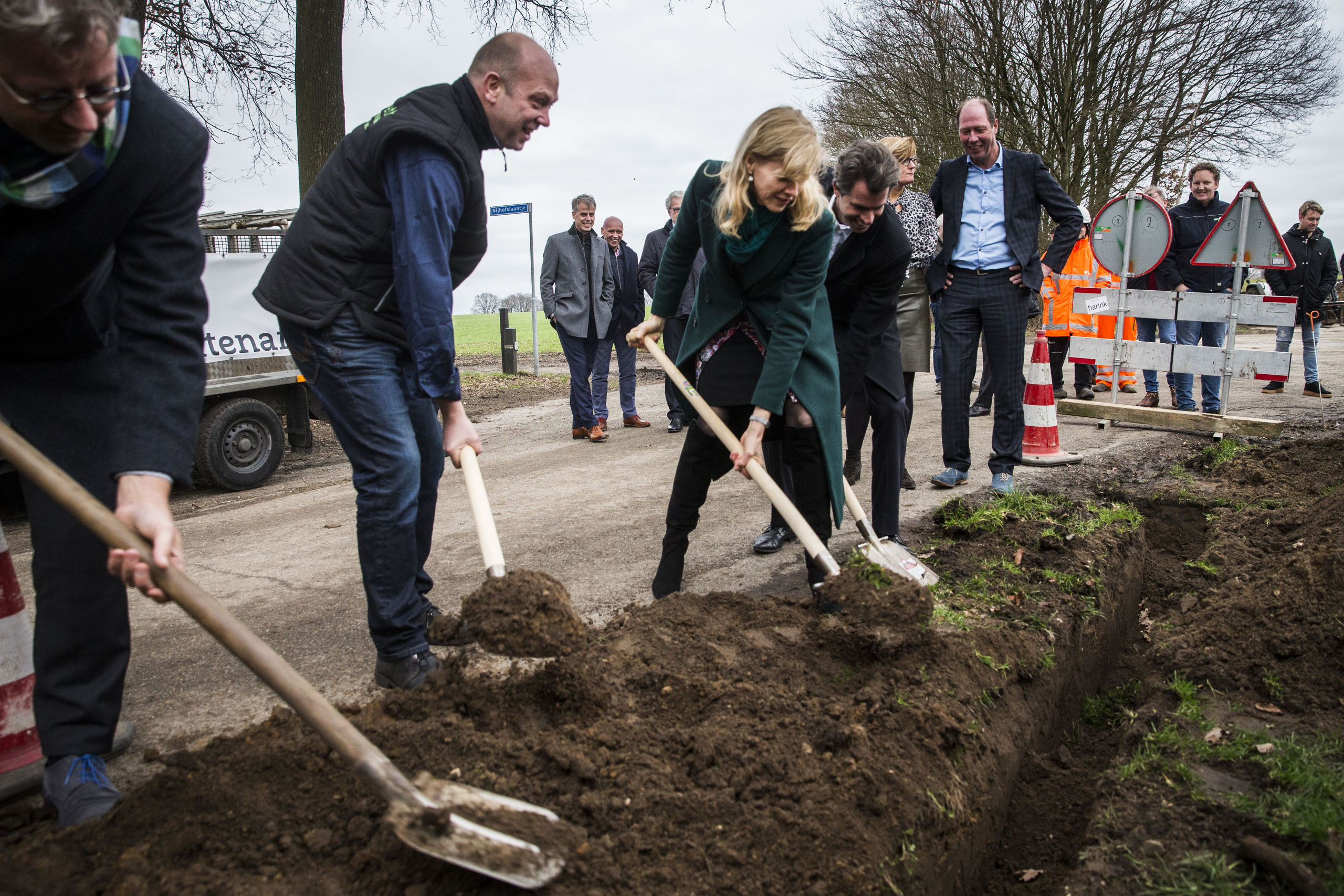 Staatssecretaris Mona Keijzer van Economische Zaken brengt de drie miljoenste glasvezelverbinding tot stand. Hierdoor is ook zorgboerderij De Neeth aangesloten op het snelle glasvezelnet.