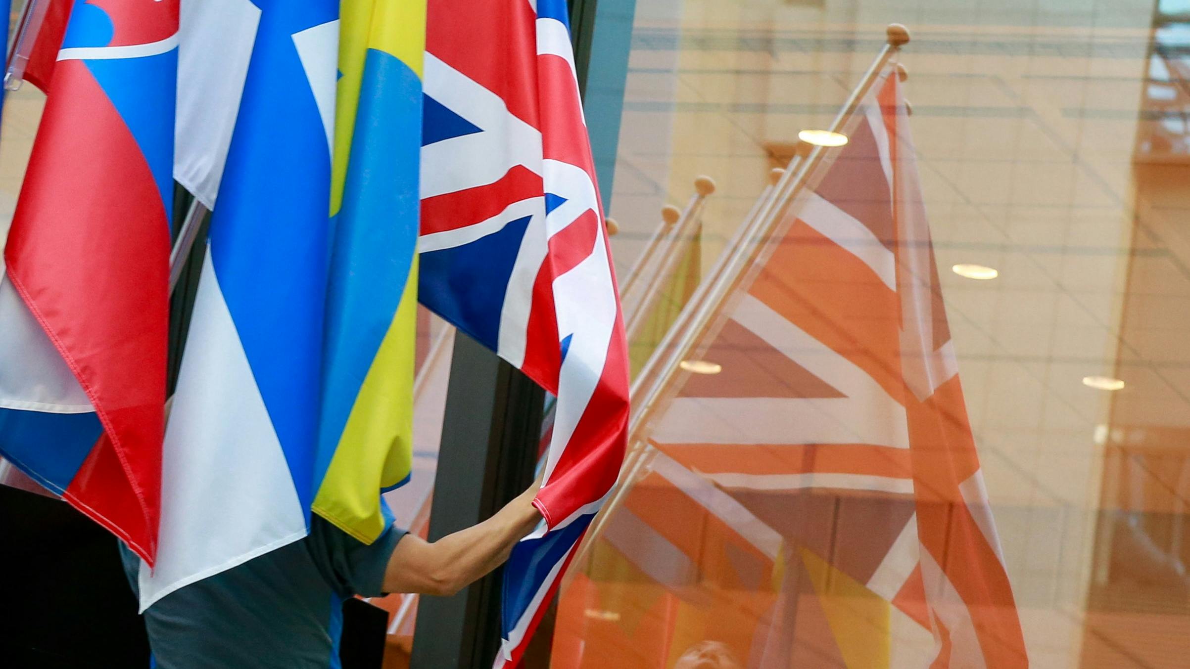 De Britse vlag vervaagt in een Brussels venster