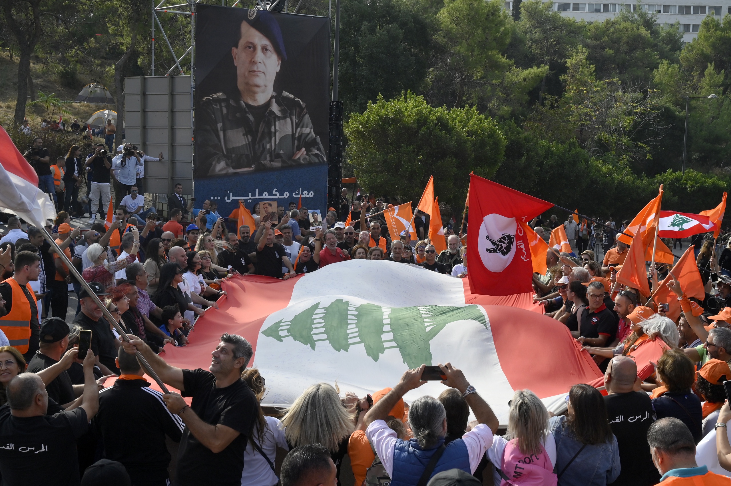 Duizenden mensen zijn naar het Baabda Paleis gekomen voor het afscheid van de 89-jarige Aoun.