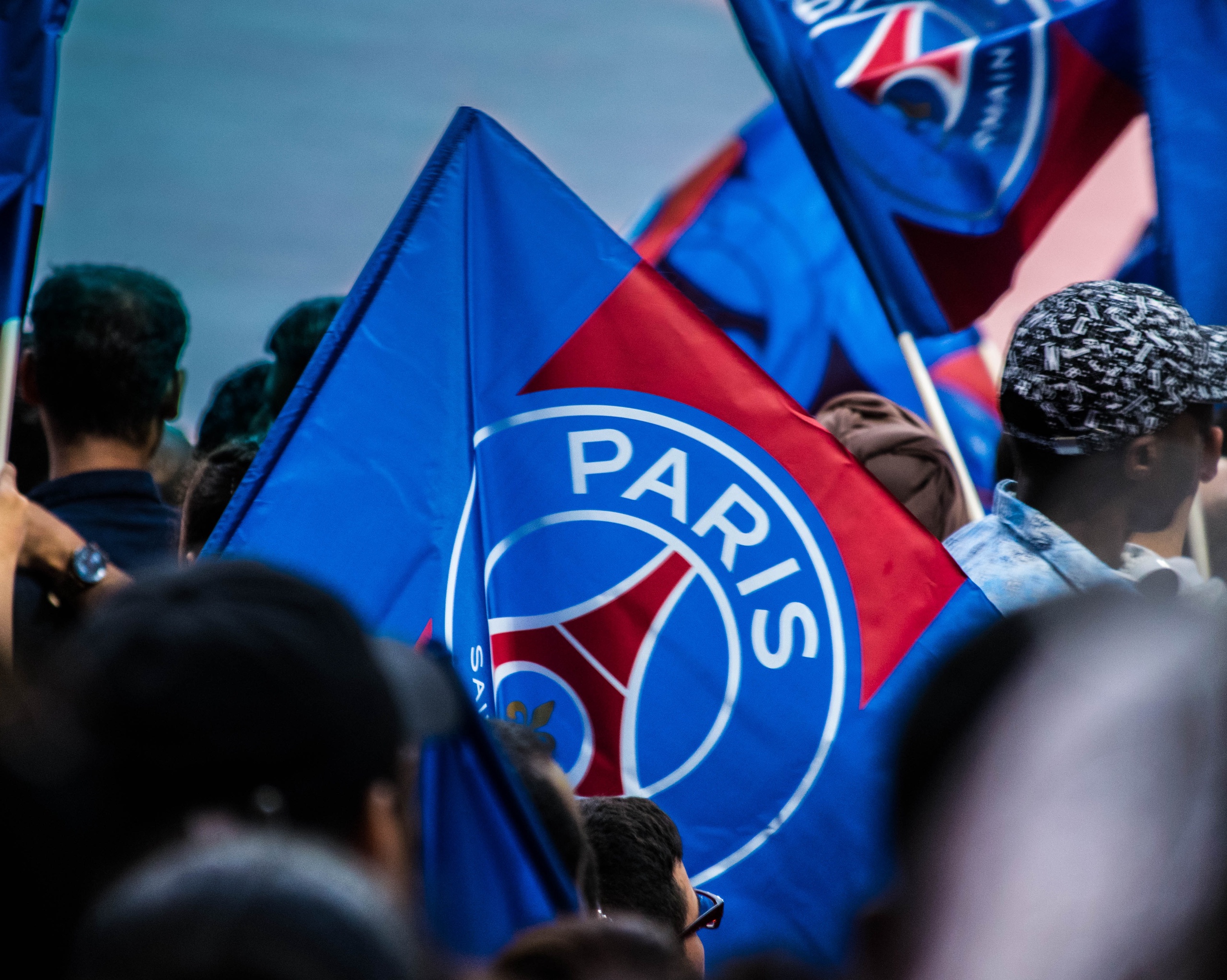 De Qatarese eigenaren van de Franse topclub Paris-Saint Germain zetten 15 procent van hun aandelen te koop voor. Volgens de Qatarese eigenaren is de club inmiddels vier miljard euro waard, zo schrijft de Financial Times. 