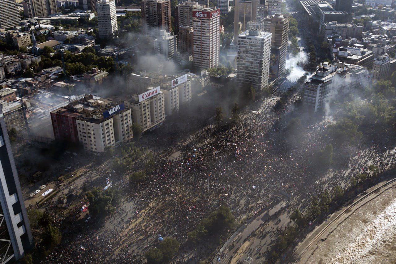 De straten van de Chileense hoofdstad Santiago blijven maar volstromen met woedende demonstranten. Het gaat soms gepaard met extreem geweld.