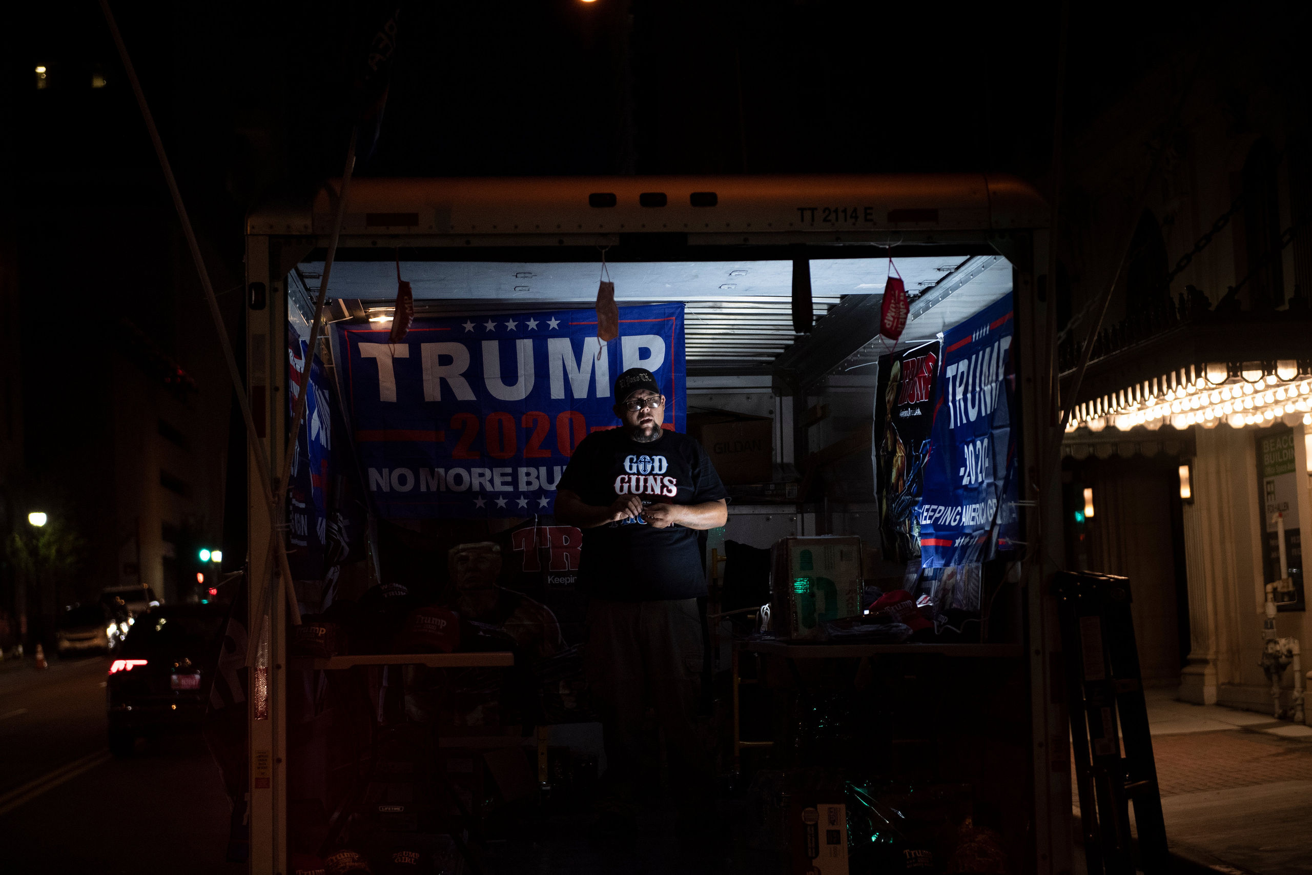Een vender wacht in Tulsa of de campagnebijeenkomst van president Trump