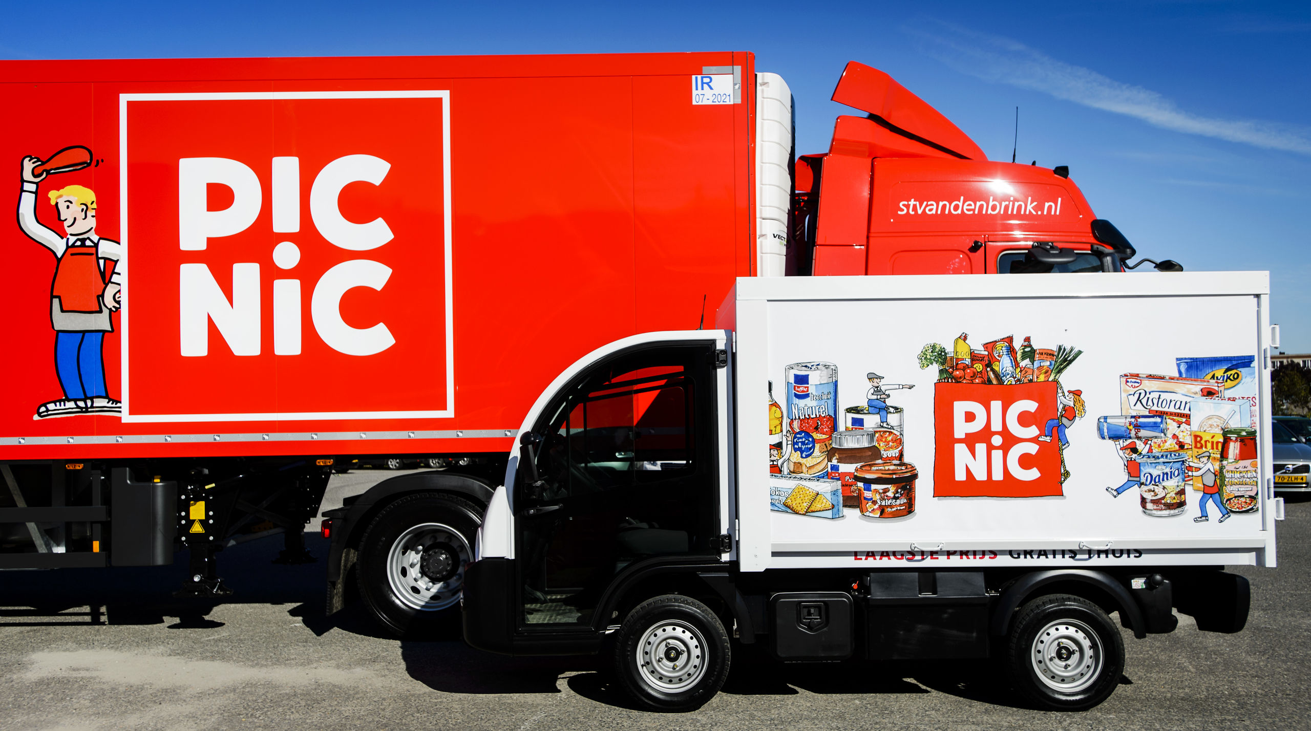 Vrachtwagens van Picnic tijdens de lancering van de boodschappenservice. Gebruikers van de internetsupermarkt kunnen bestellen via een app of website, en krijgen hun boodschappen thuisbezorgd met een elektrisch bestelbusje. 