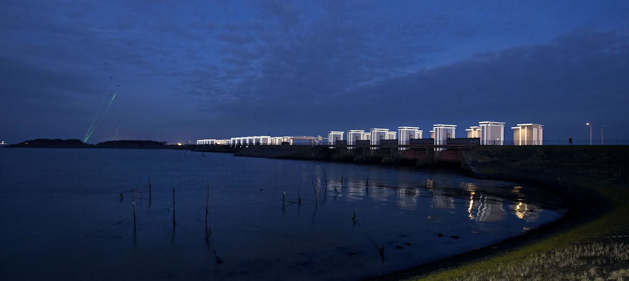 Op de Afsluitdijk in Den Oever wordt het lichtkunstproject Icoon Afsluitdijk onthuld. Het project van ontwerper Daan Roosegaarde omvat lichtgevende kunstwerken langs de 32 kilometer lange dijk.