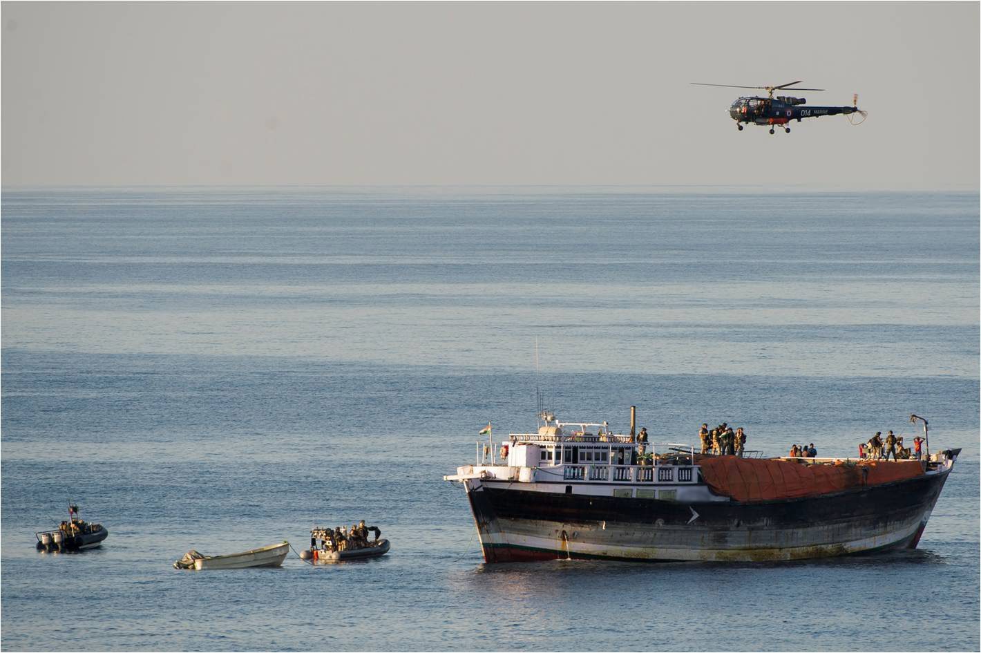 Franse militairen inspecteren een vermeend piraten-moederschip voor de kust van Somalië
