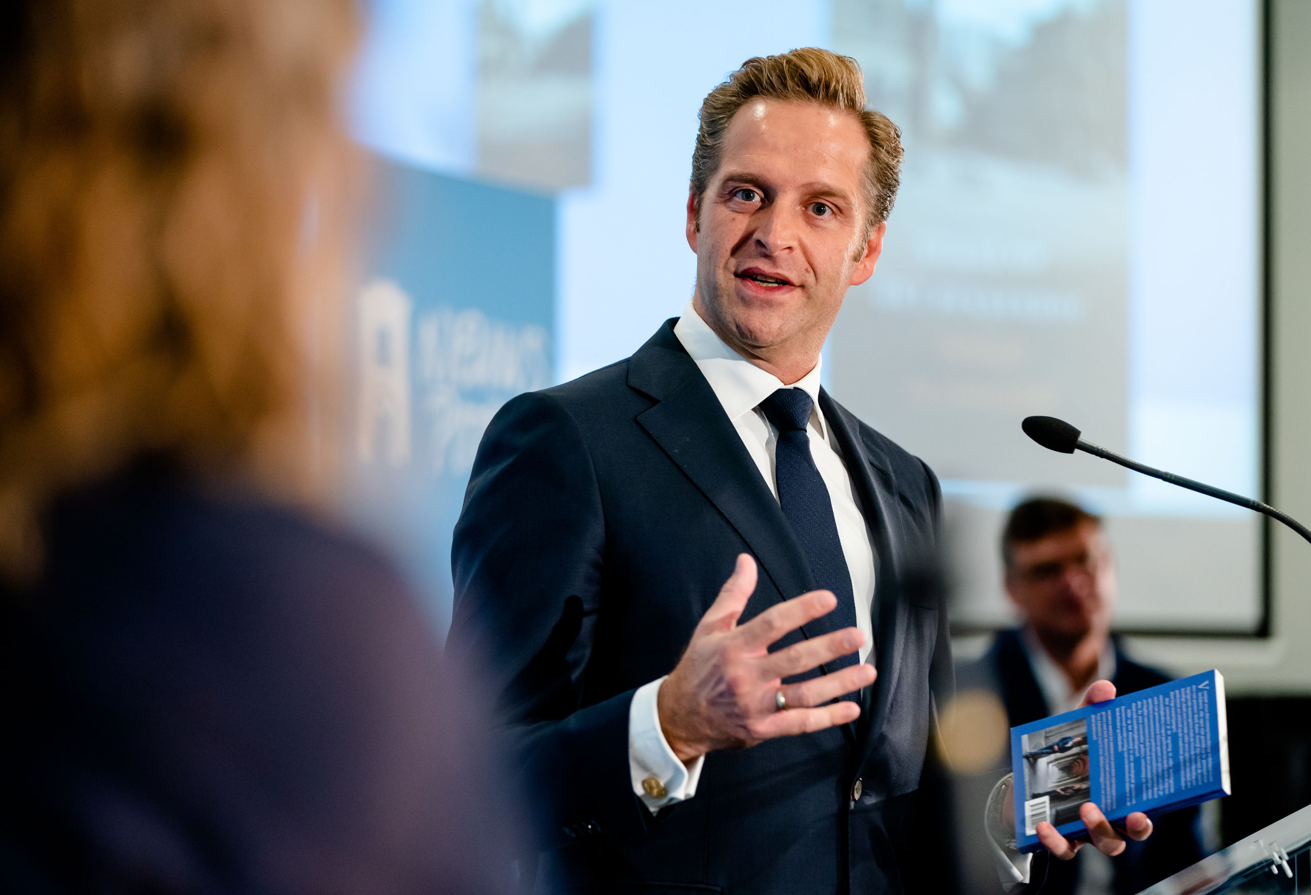 Minister Hugo de Jonge tijdens de presentatie het boek Stilte op het Binnenhof van Sophie van Leeuwen en Laurens Boven
