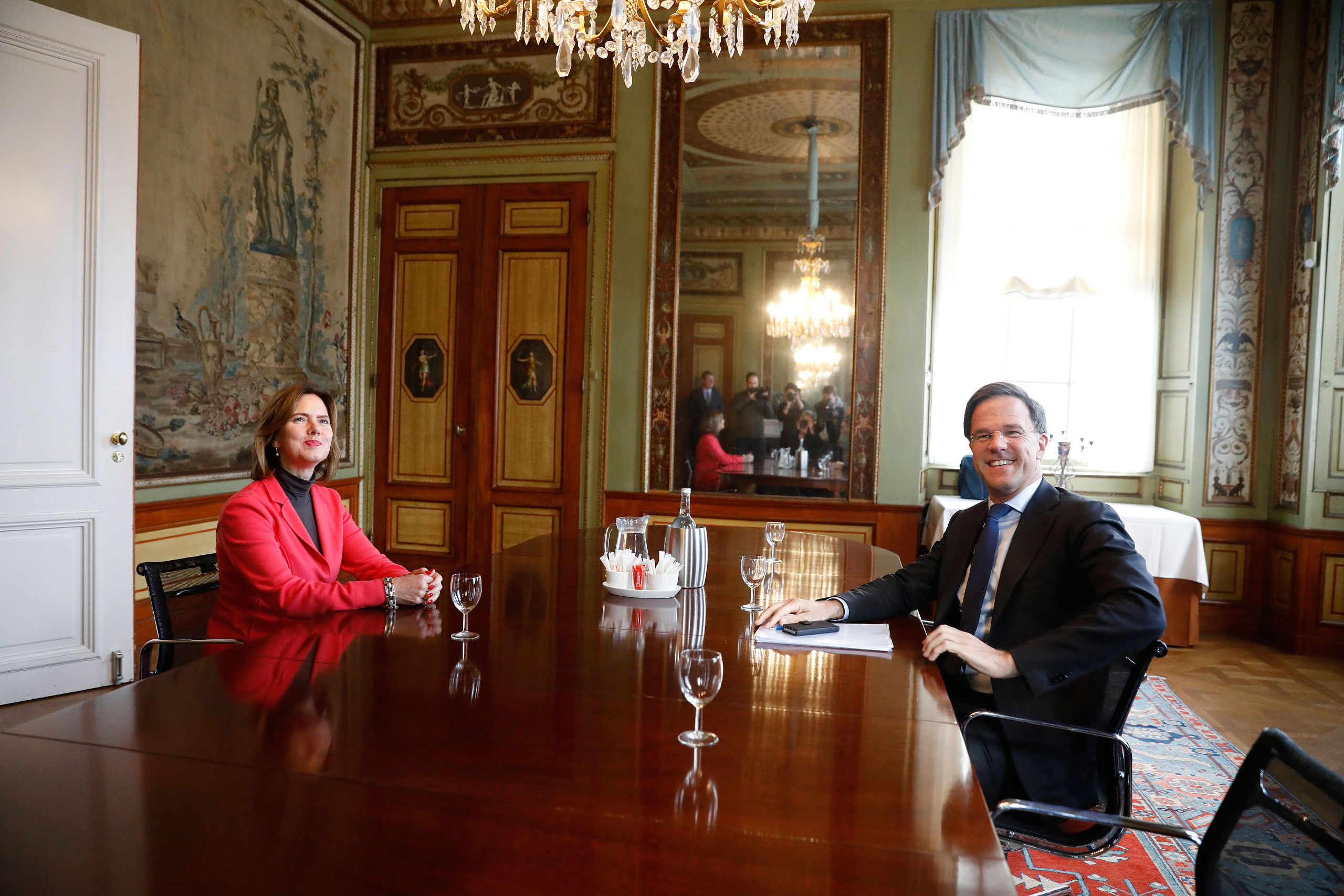 Cora van Nieuwenhuizen (VVD), de minister van Infrastructuur en Waterstaat in de Stadhouderskamer voor een gesprek met formateur Mark Rutte.