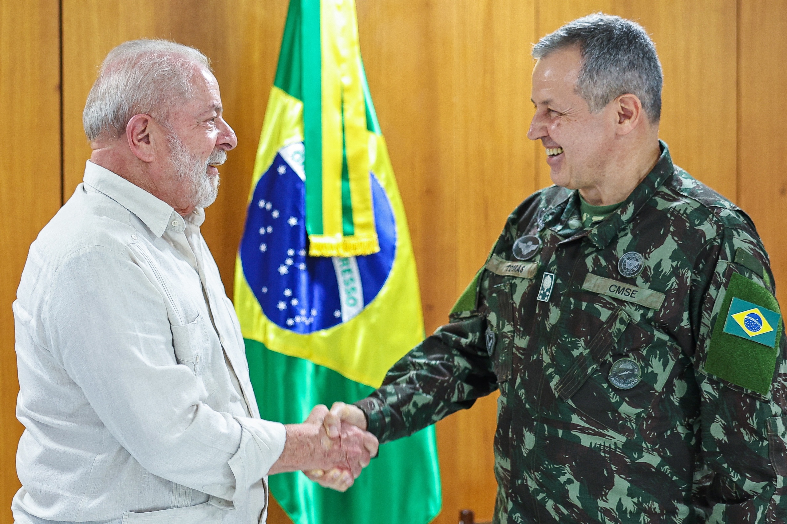 President Luiz Inacio Lula da Silva (l) schudt handen met de nieuwe legerleider generaal Tomas Ribeiro Paiva