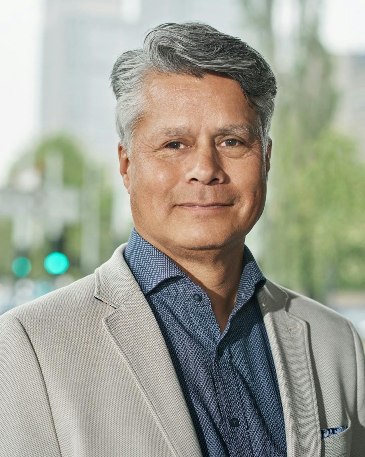 Haris Djojosepoetro, specialist schuldhulpverlening bij de Ondernemers Ondersteuning van de Gemeente Amsterdam.