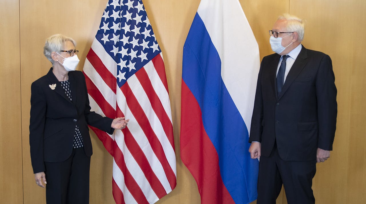 De Amerikaanse en Russische onderministers van Buitenlandse Zaken, Wendy Sherman en Sergey Ryabkov