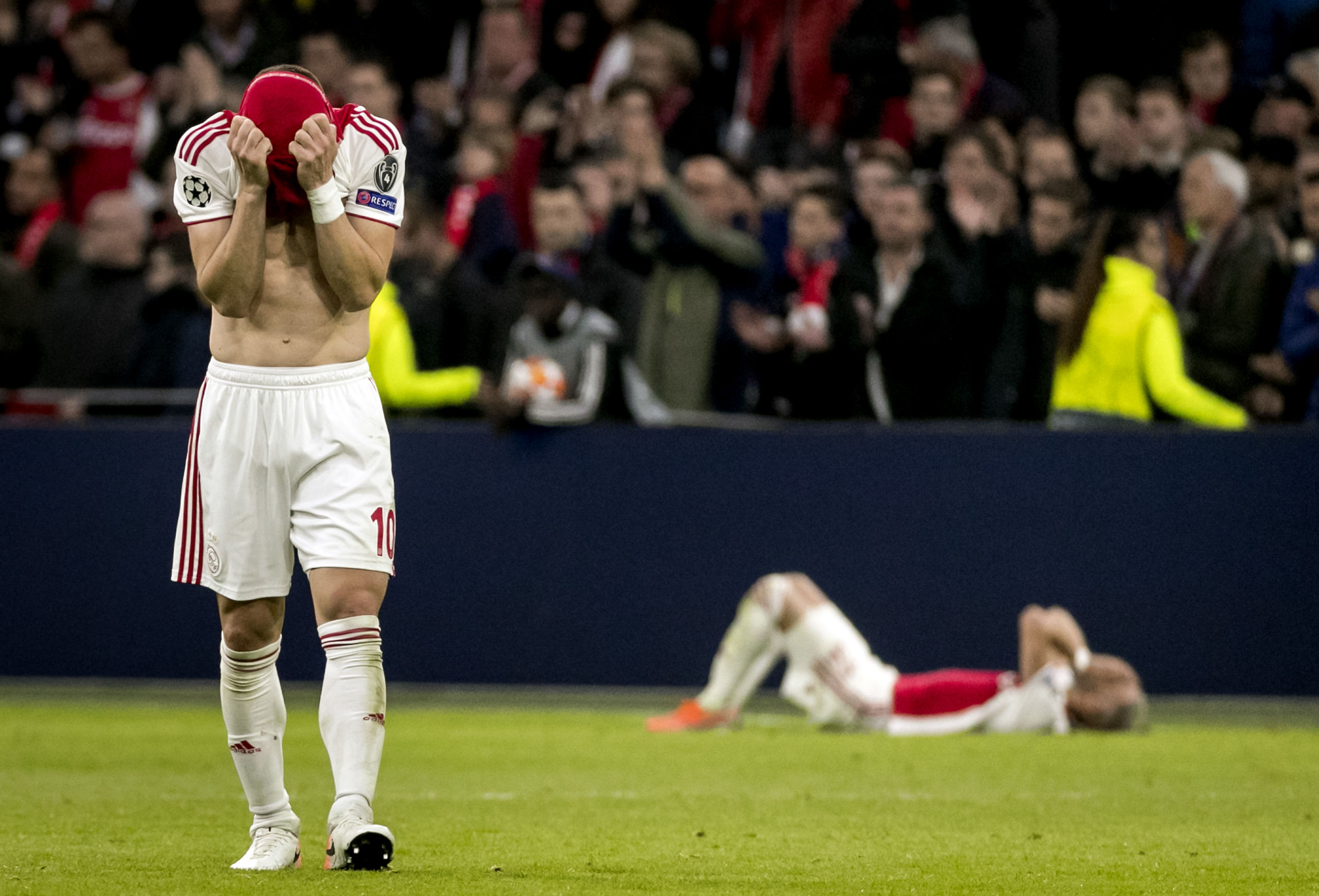 Dusan Tadic van Ajax baalt na de 2-3 van Tottenham Hotspur tijdens de returnwedstrijd Ajax tegen Tottenham Hotspur in de halve finale van de Champions League. 
