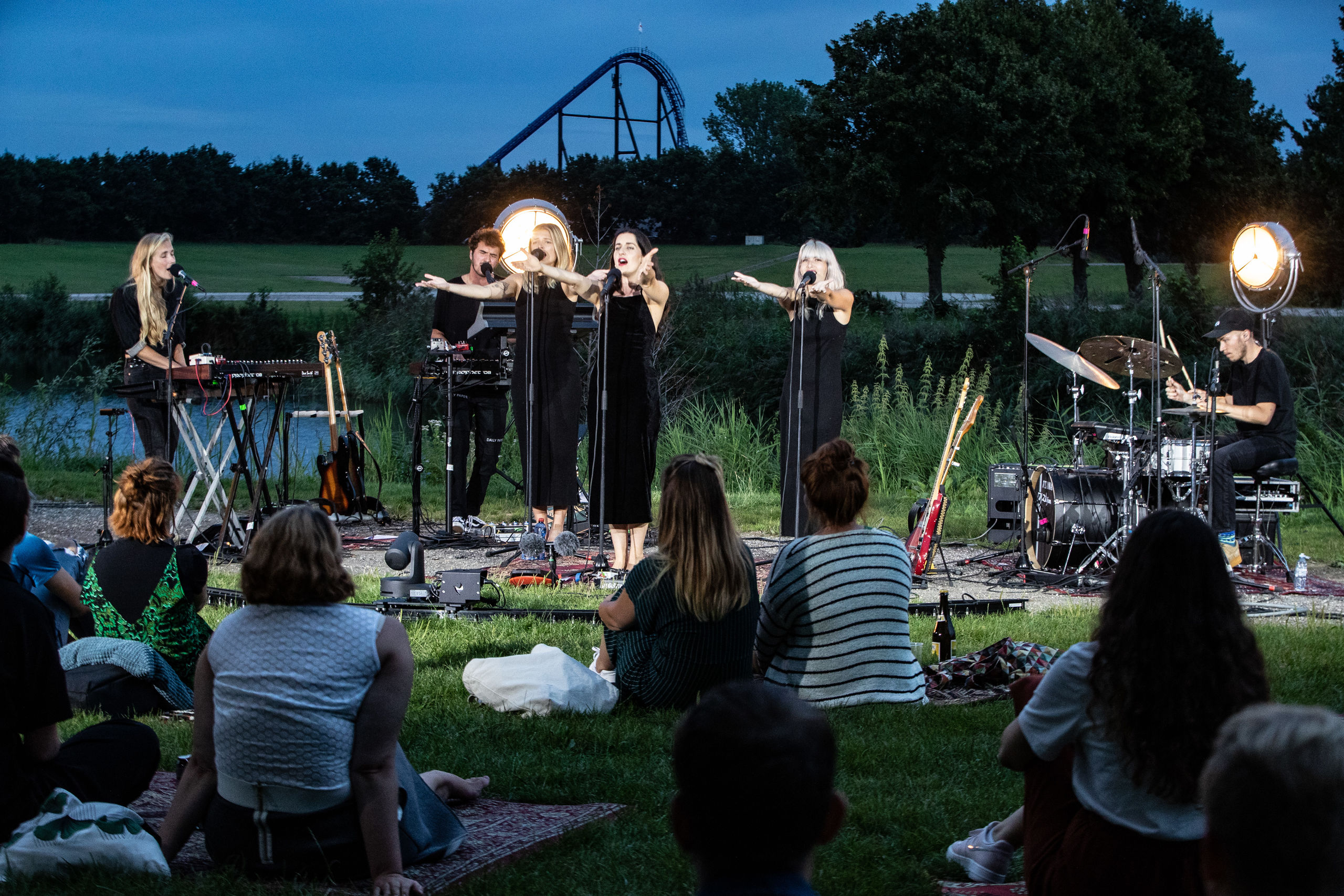 Zangeres Eefje de Visser op het Lowlands-terrein.
