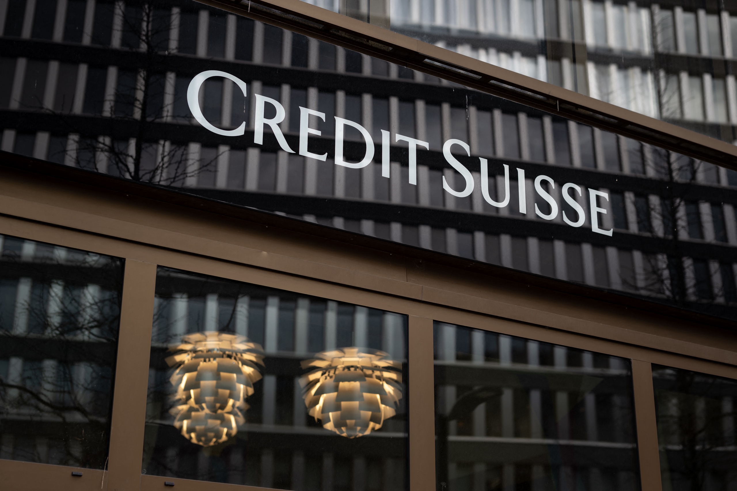 Het Amerikaanse ministerie van Justitie doet onderzoek naar de Zwitserse banken UBS en Credit Suisse vanwege hun mogelijke hulp aan Russische oligarchen. De banken waren de afgelopen weken al volop in het nieuws, omdat UBS haar Zwitserse concurrent overnam vanwege de bankencrisis. 